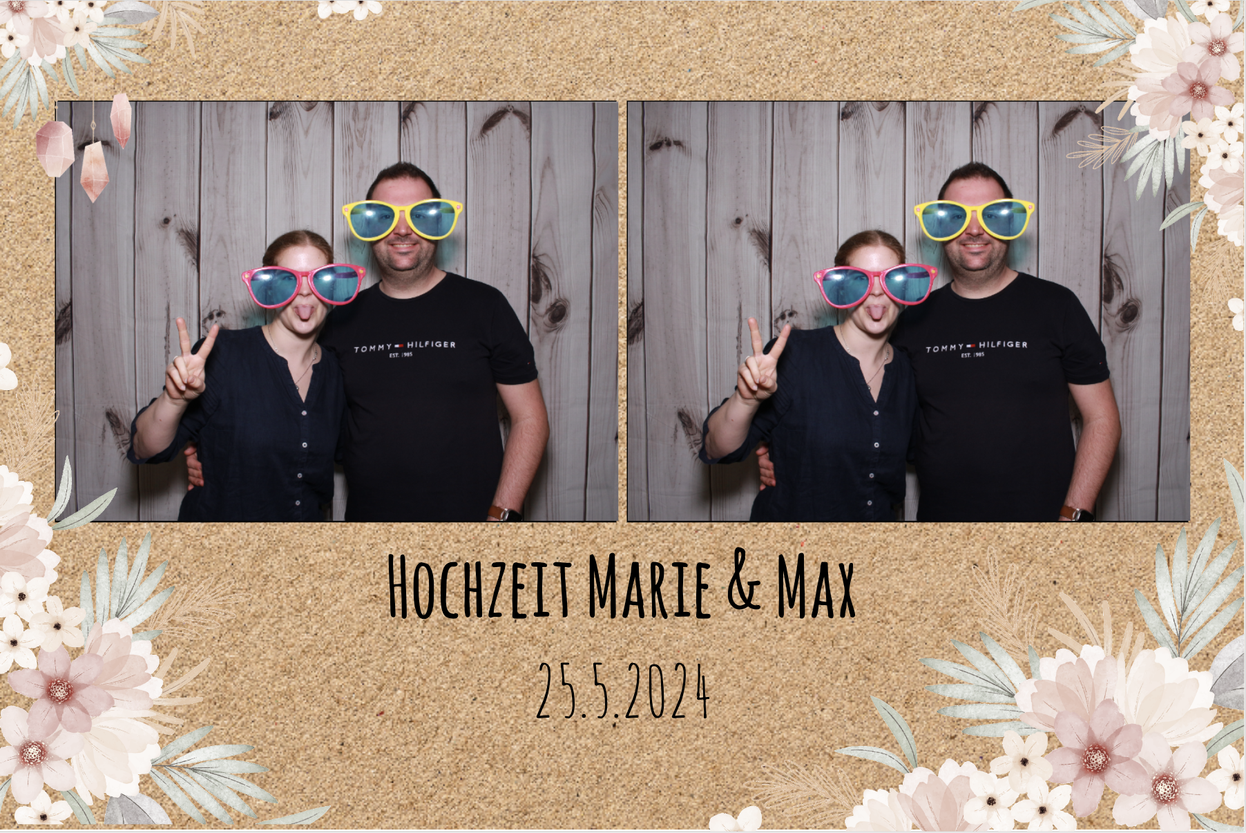 Ein Paar posiert in einem Fotostand mit übergroßen, farbigen Sonnenbrillen. Der Hintergrund ist aus Holz. Der Rahmen ist mit Blumen verziert. Text am unteren Rand kündigt die Hochzeit von Marie und Max am 25.5.2024 an.