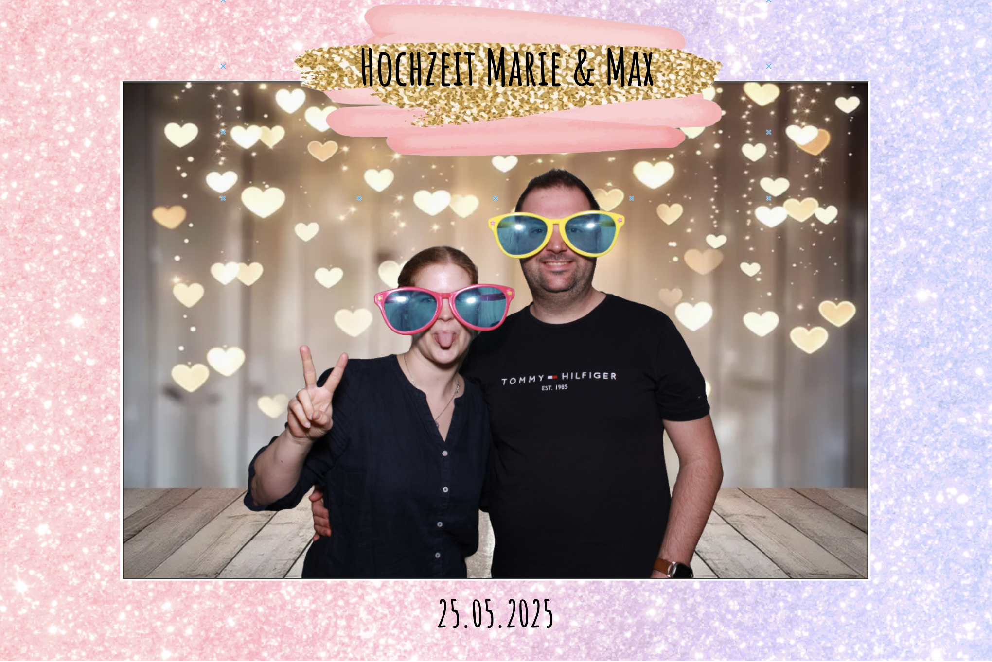 Ein Paar trägt große, bunte Sonnenbrillen und posiert bei einer Hochzeitsfeier, mit einem Hintergrund voller leuchtender Herzformen und einem Rahmen mit glitterndem Gold und pastellfarbenem Design, versehen mit dem Text 'Hochzeit Marie & Max' und dem Datum 25.05.2025.