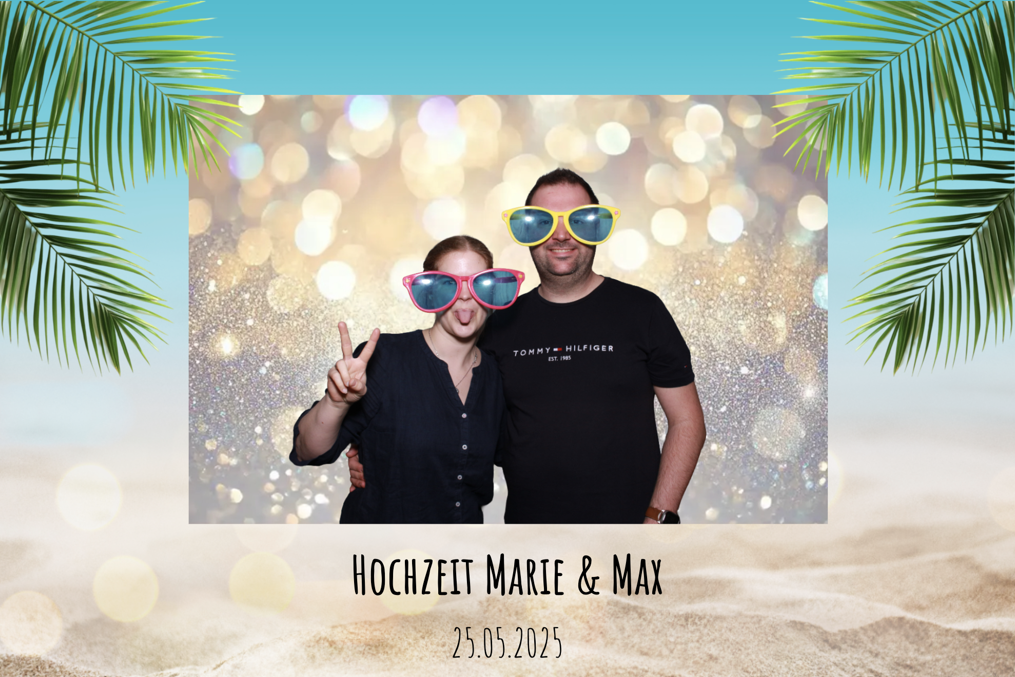Ein Paar bei einer Hochzeitsfeier mit Sonnenbrillen, im Hintergrund eine bokeh-ähnliche Lichterwelt, Rahmen mit Palmenblättern und Sand, Text: "Hochzeit Marie & Max" und Datum 25.05.2025.
