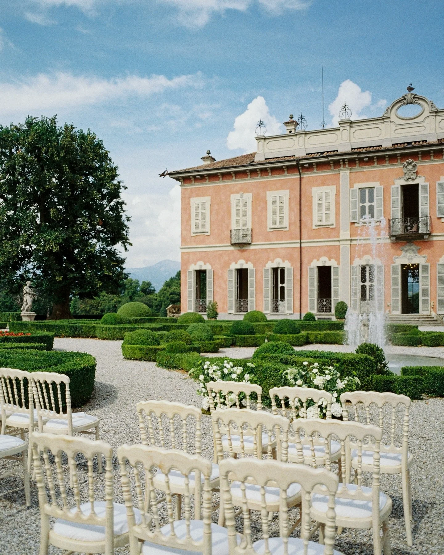 a post dedicated entirely to the dreamy venue that is @villa_subaglio + the most gorgeous wedding car (who wouldn&rsquo;t want a pink villa + vintage Porsche?)

photographer @annadunlopweddings 
couple @italy.couple @milona_m @dr.matteosfriso 
planne
