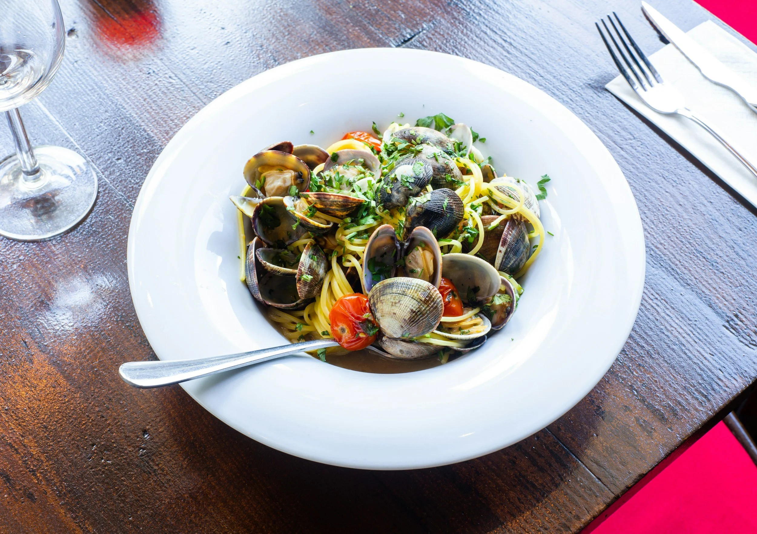 Mussels and Linguine in White Wine Sauce
