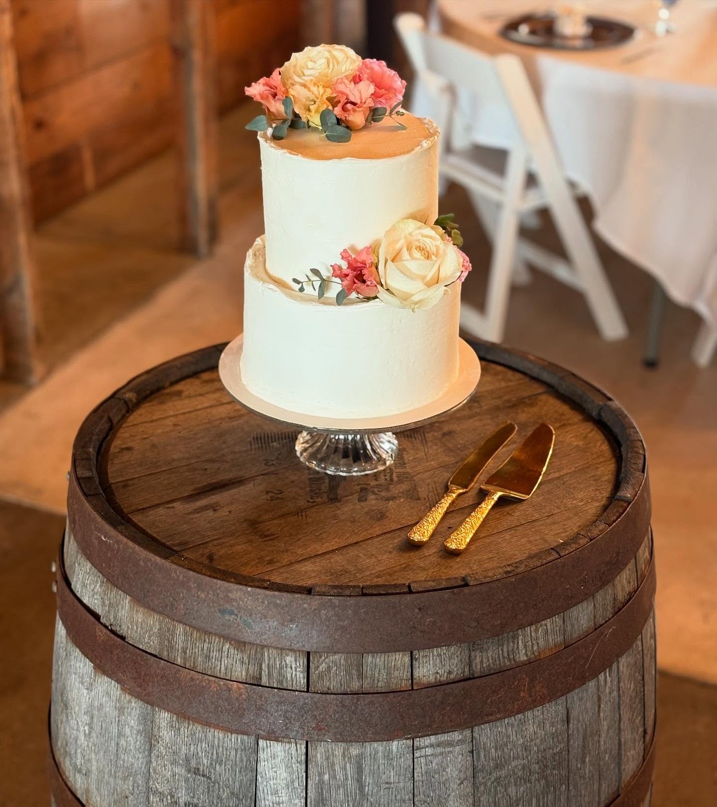 The first full wedding set up of the year! This venue was gorgeous and the dessert choices 🤌🏼
Wedding cake: Gluten Free lemon cake, blueberry filling, blueberry frosting, with a vanilla buttercream finish
Cupcakes:
-Marble, ganache filling, choc