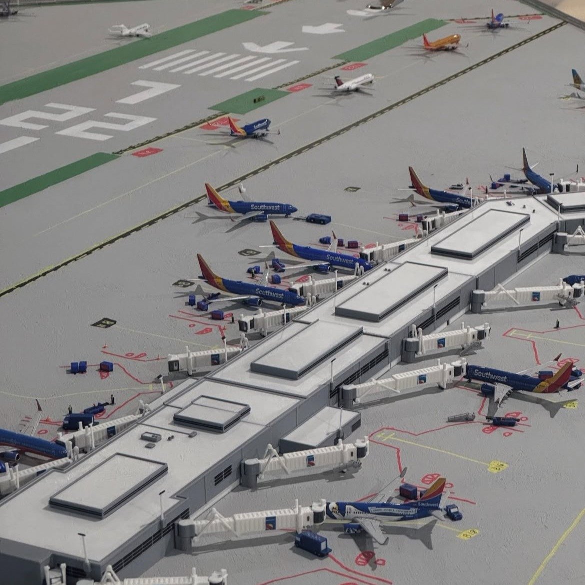 Check out one of our customers awesome Chicago Midway model airport setup from @pilot_charlie07 ! We have made the airport building and the jetbridges for him.
Also quick shoutout to @tinytugdesigns for the amazing model GSE on the apron.
#flymidw