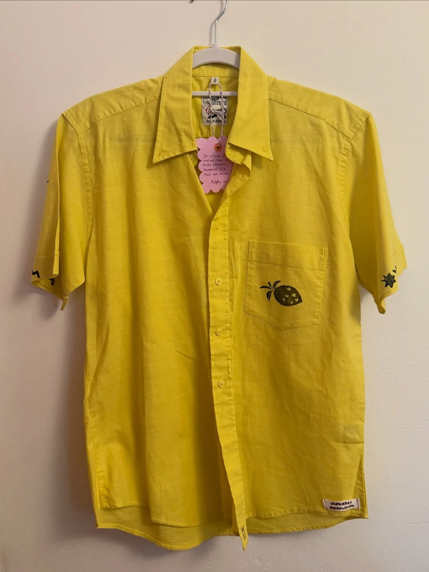 Adopt&eacute;e 💫 cette chemise unique est partie ensoleiller la vie d&rsquo;un&bull;e citron lover 🍋

Je l&rsquo;avais expos&eacute;e en janvier au @13h59_shop et quand j&rsquo;ai su qu&rsquo;elle &eacute;tait vendue 🔥 &ccedil;a m&rsquo;a fait un 