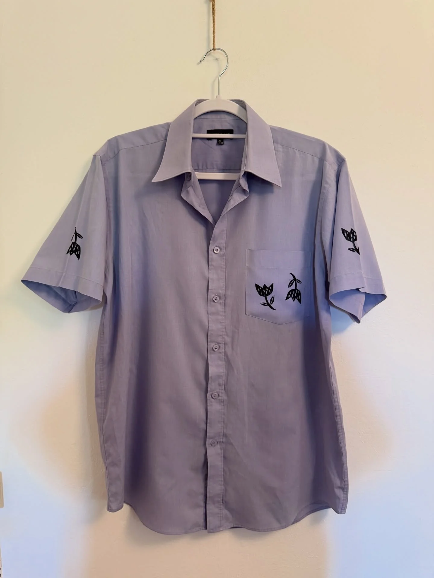 Adopt&eacute;&eacute;&eacute;&eacute;e 💜 cette petite chemise imprim&eacute;e &agrave; la main est partie fleurir la vie d&rsquo;une flower person ! Je l&rsquo;avais expos&eacute;e au joli @13h59_shop, quelle joie de savoir qu&rsquo;elle a trouv&eac