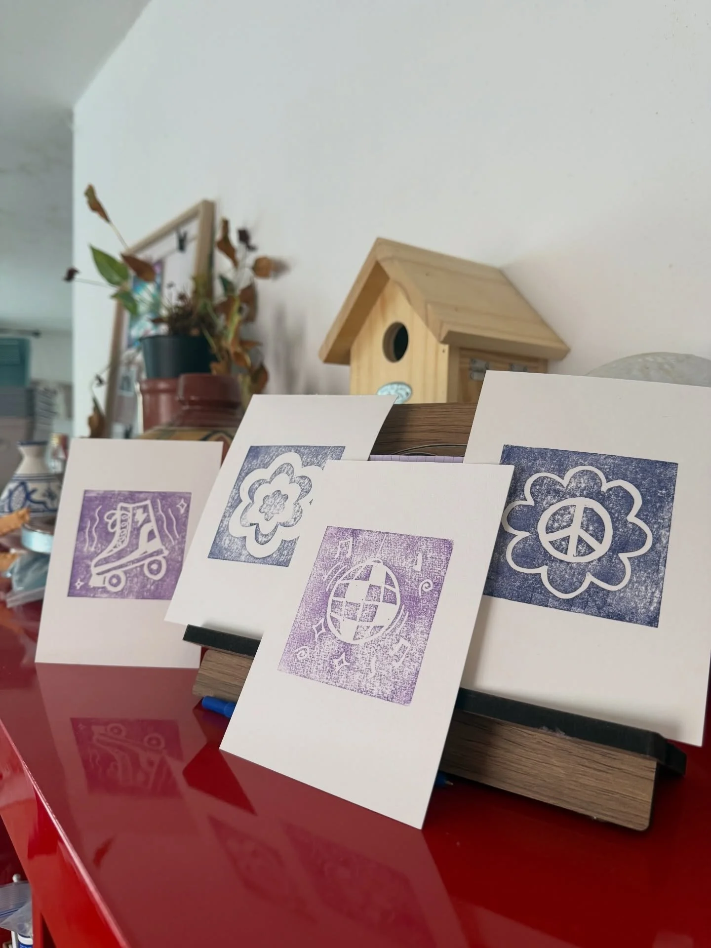 Nouvelles Baby Linogravures 🪩🤘🌸🌈🎩
DM to shop, elles ne sont pas encore en ligne 💜

Pssst tu pr&eacute;f&egrave;res laquelle ? 🫵💬
Et dis moi en commentaire si veux voir les coulisses 📹
.
.
.
Bienvenue sur @utopianebula la petite Plan&egrave;t