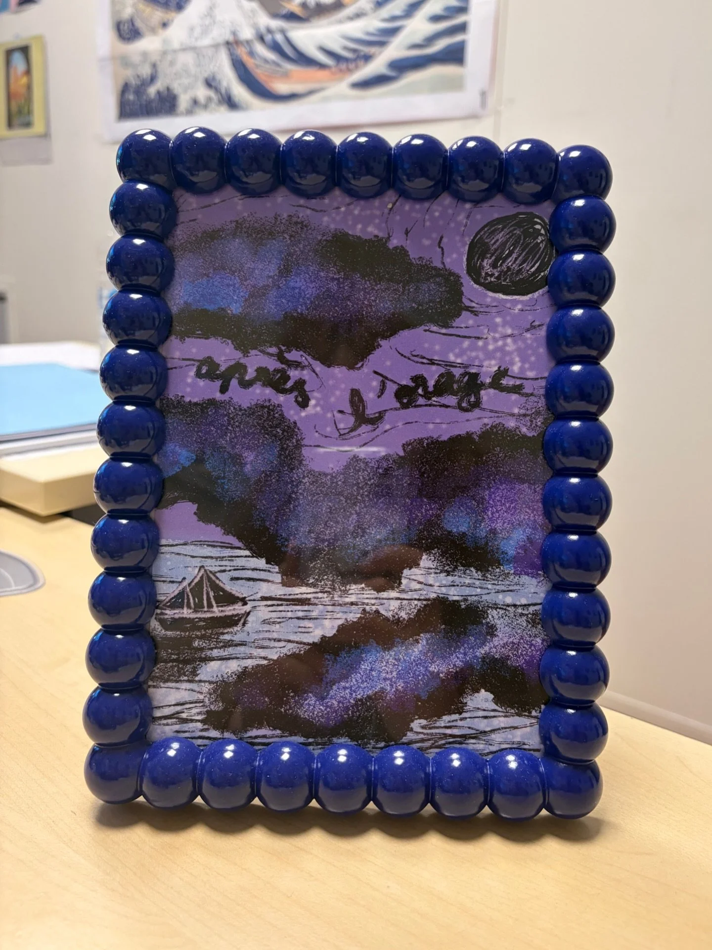 Apr&egrave;s l&rsquo;orage 💜⚡️⛅️ 

Mercii Lucie pour ta confiance ! Et pour cette belle photo de mon illustration mise en valeur dans ce superbe cadre, en direct de Nice 🫶

Petit coucou &eacute;galement, &agrave; la jeune femme crois&eacute;e hier 