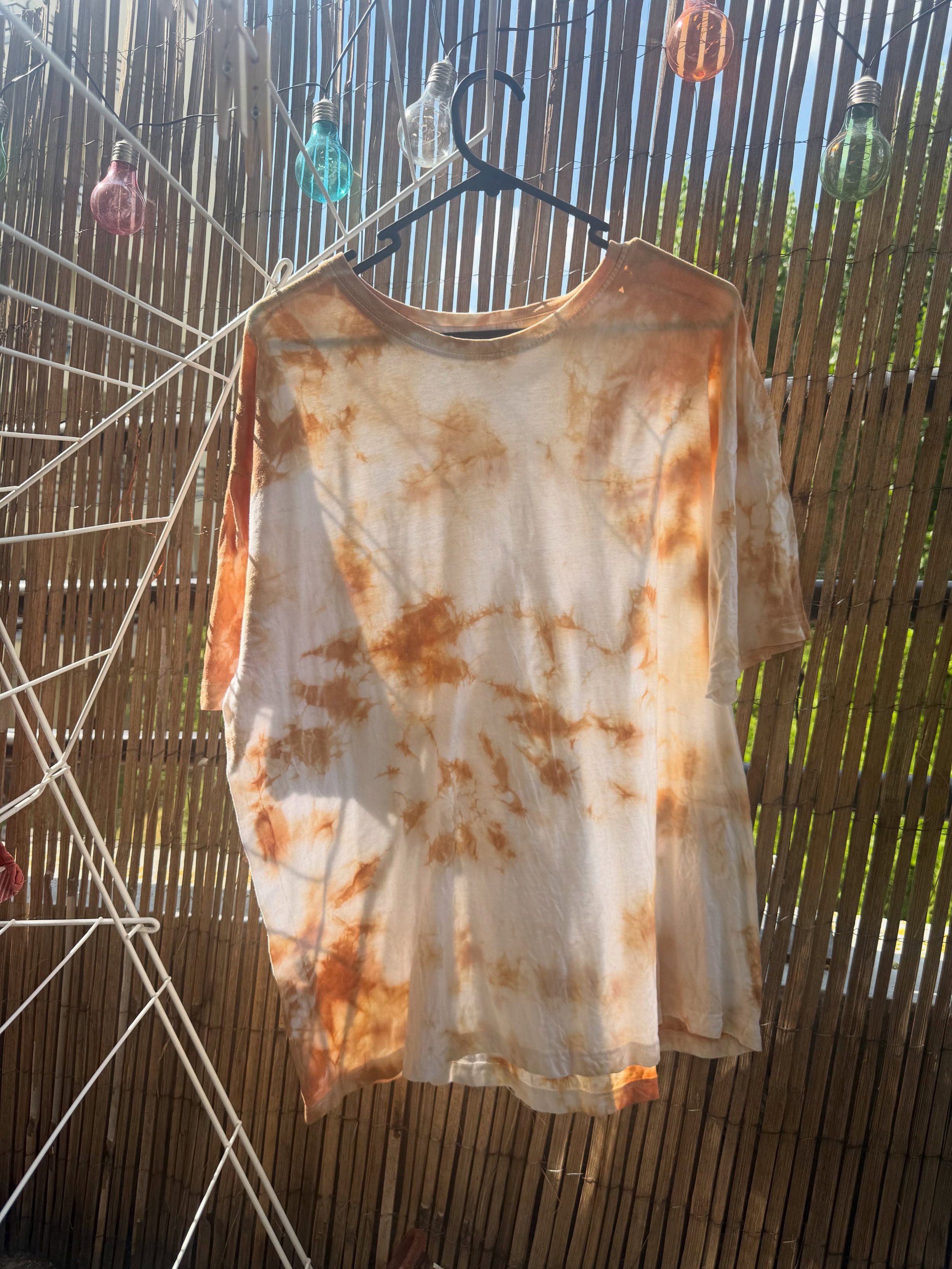 J&rsquo;ai fait infuser le soleil, et j&rsquo;en ai fait des t-shirts 🌞💜

Ils dansent avec leur daddy le temps d&rsquo;un p&rsquo;tit shooting improvis&eacute; 💫

Dites moi ce que vous en pensez !!
Je les mets bient&ocirc;t en ligne 🛍️

🎁 Pssst 