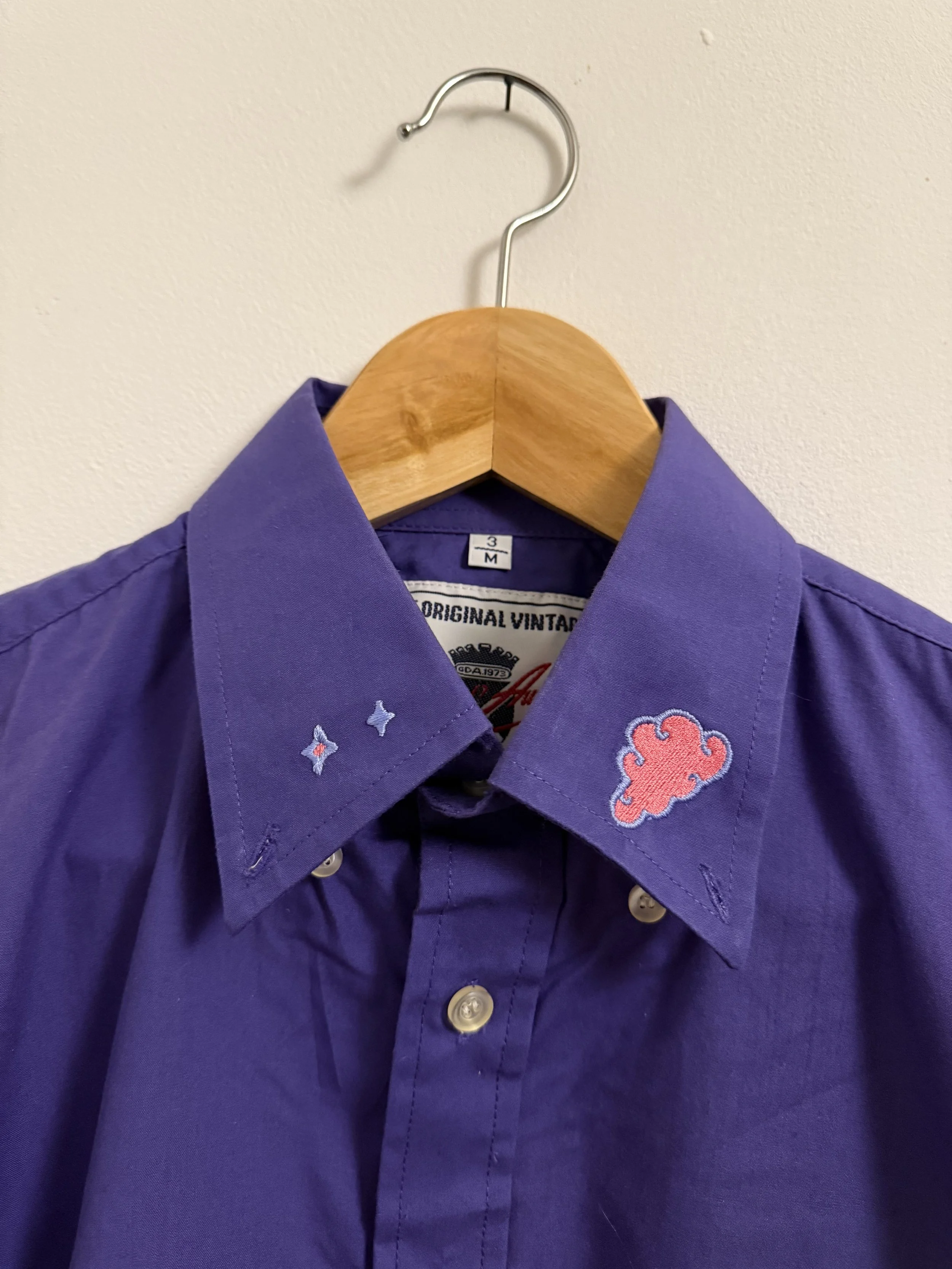 Chemise violette brodée céleste