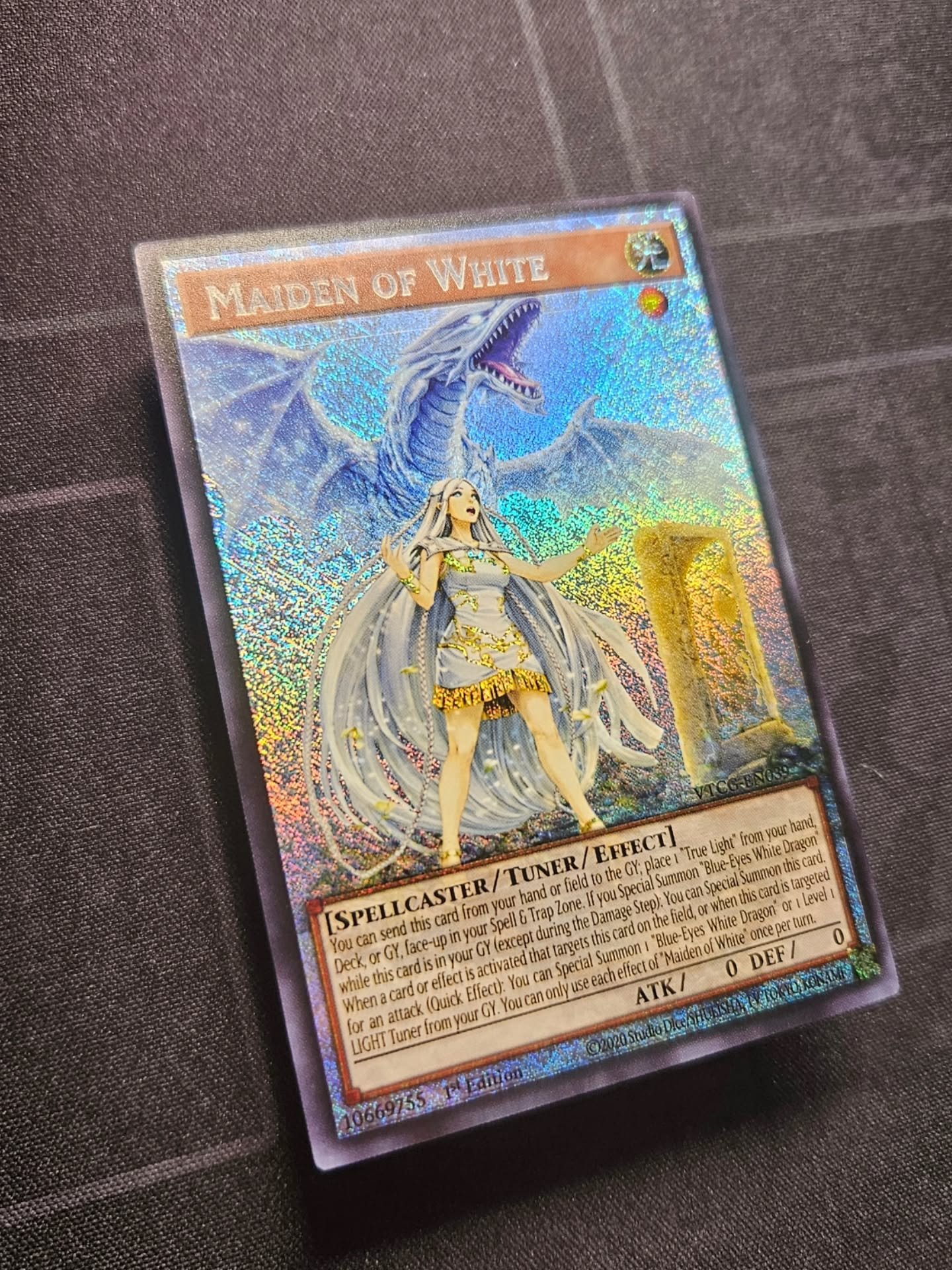 Maiden of White is constantly bringing out True Light and Blue-Eyes White Dragon. It only felt right to include the True Light stone tablet and BEWD in this extended artwork in order to match the gameplay of Maiden.

Day 6/10 of Extended Art, deliver