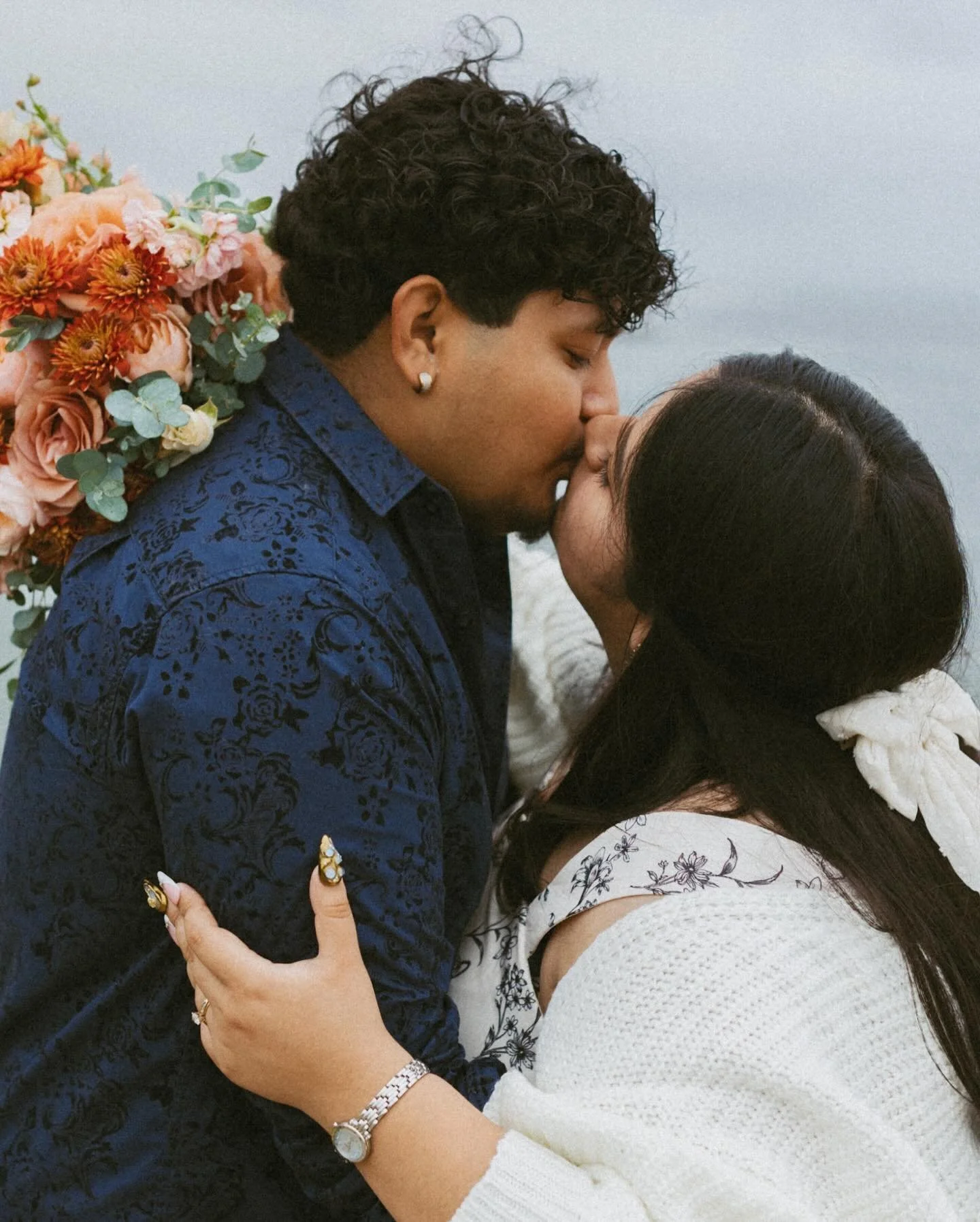 The sweetest secret elopment I have ever seen 🌊 these two truly love each other 🫶🏻! I also had the honor to being one of the witnesses which was so cool! Shout out to @kannitha.ariya for putting this all together. If you need a coordinator Kat is 
