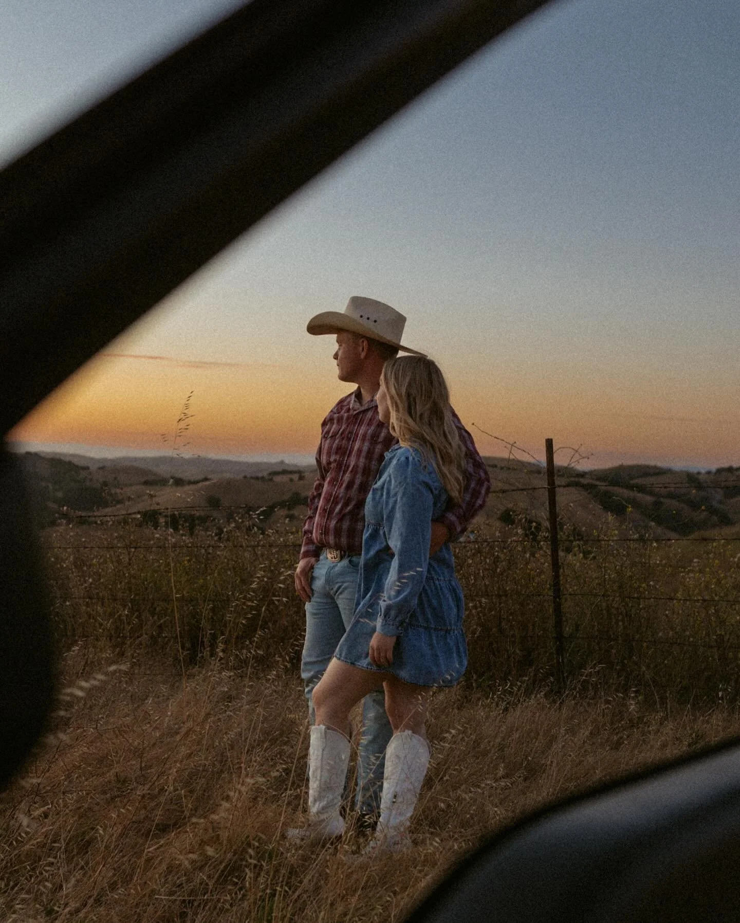 The story behind this spot would make you tear up 🥹🥹 I know I did! The best way to end a session is with a little bit of flash. 
*
*
*
#sunset #couplesession #photoshoot #younglove #photography #flash #bayarea #bayareaphotography