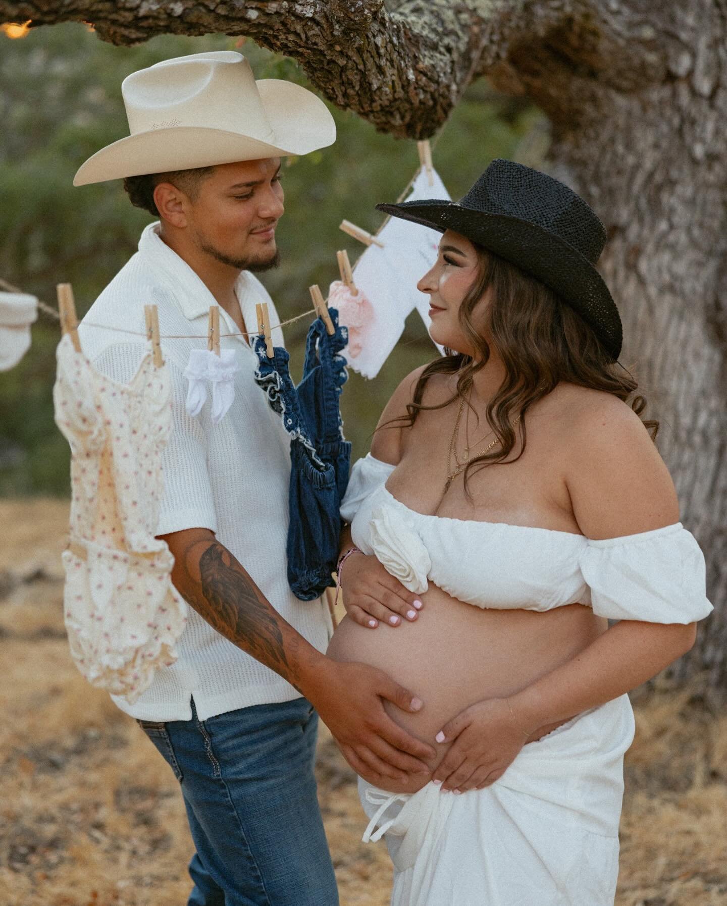 I&rsquo;m obsessed with this trend with the little baby clothes!!!! So freaking cute. These dusk photos are *chefs kiss* ✨🤌🏻