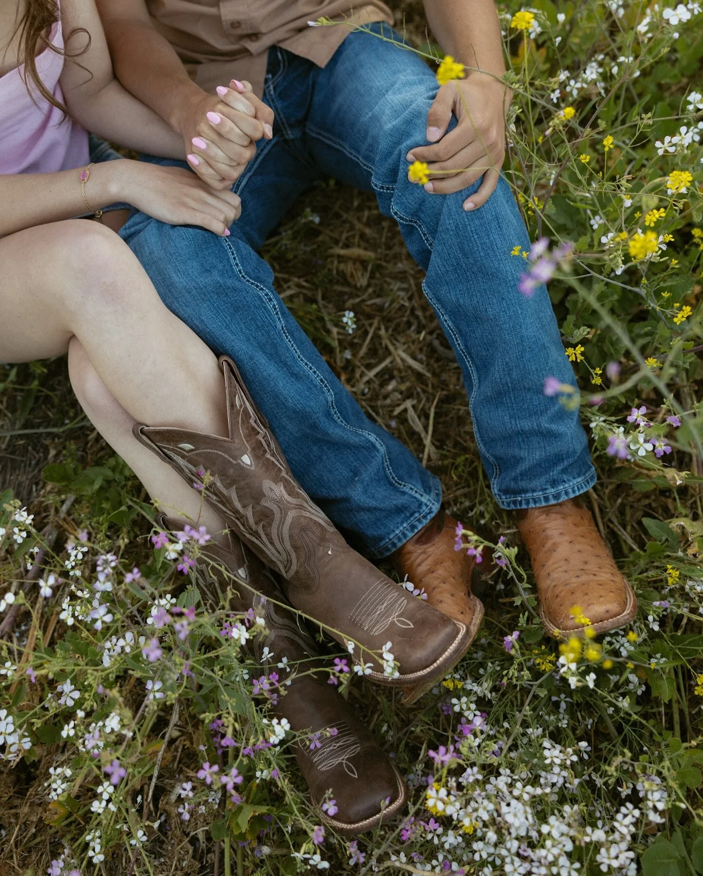 Everyone loves a good couple session✨You don’t need a reason to get some photos of you with your love 🫶🏻 
*
*
*
#couplephotos #bayareaphotographer #photosinflowerfield #funcouplephotos #couplephotographer #martinez #inspiredbyyou