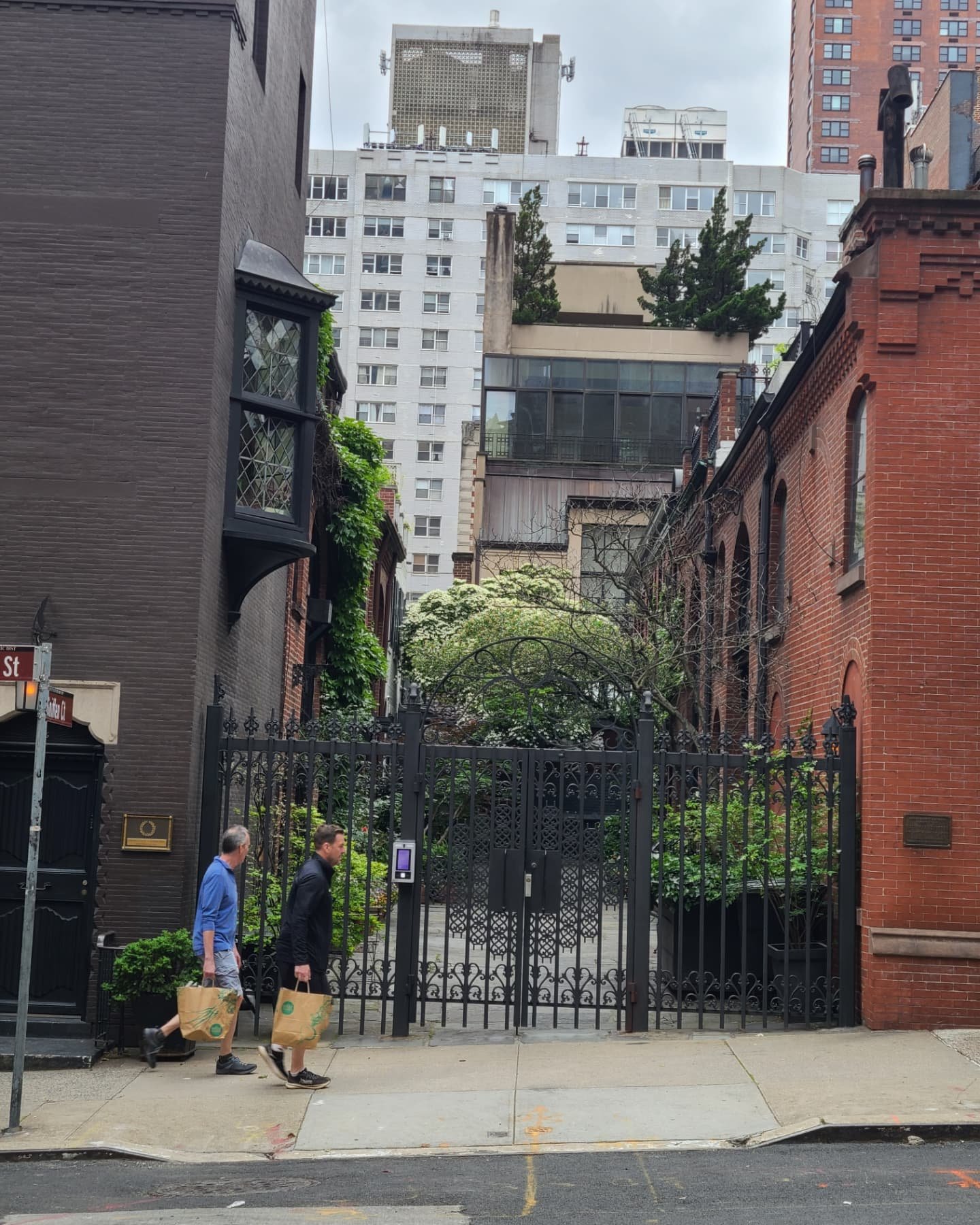 Photo Walk from Murray Hill to Turtle Bay. We came to see Sniffen Court, which was on the cover of The Doors 'Strange Days' (1967) and found two perhaps underappreciated neighborhoods including a good spot to photograph the Chrysler Building at 45th 