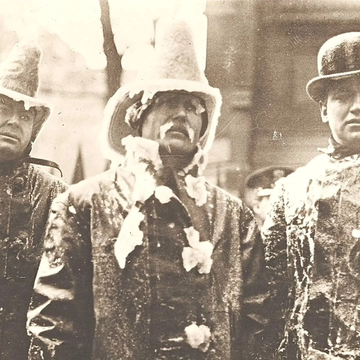 Frozen in time. 🧊🔥

The 1912 Equitable Life Building fire in NYC was so cold that firefighters&rsquo; gear froze into solid suits of ice, and the building became a "ghost cathedral" of icicles.

Despite being "fireproof," the in