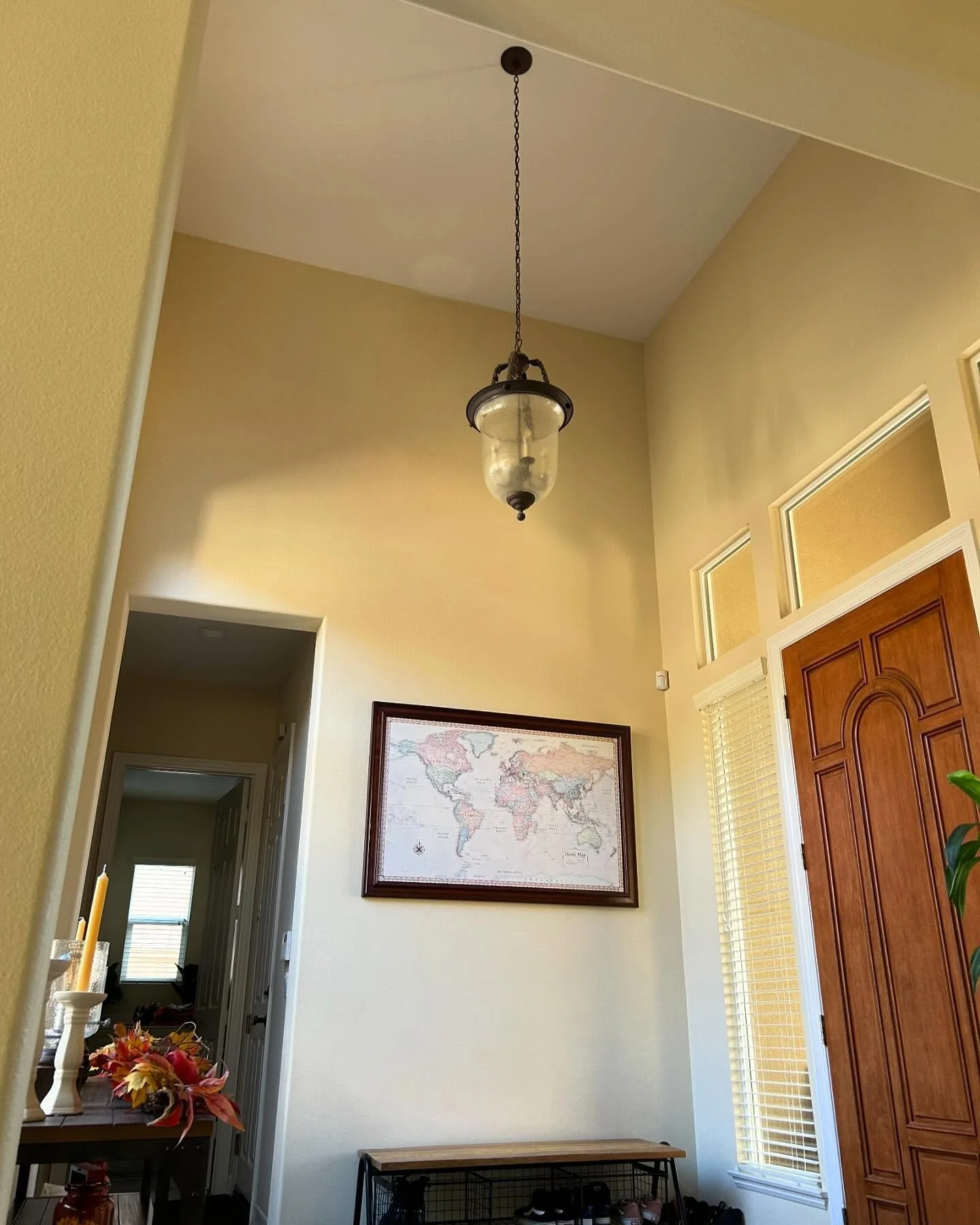 There&rsquo;s something so satisfying about a good before and after! ✨ Updating entryway lighting is such a game changer &mdash; it&rsquo;s the first thing people see and it sets the perfect vibe. Loving this Leanne Ford chandelier from Crate and Bar