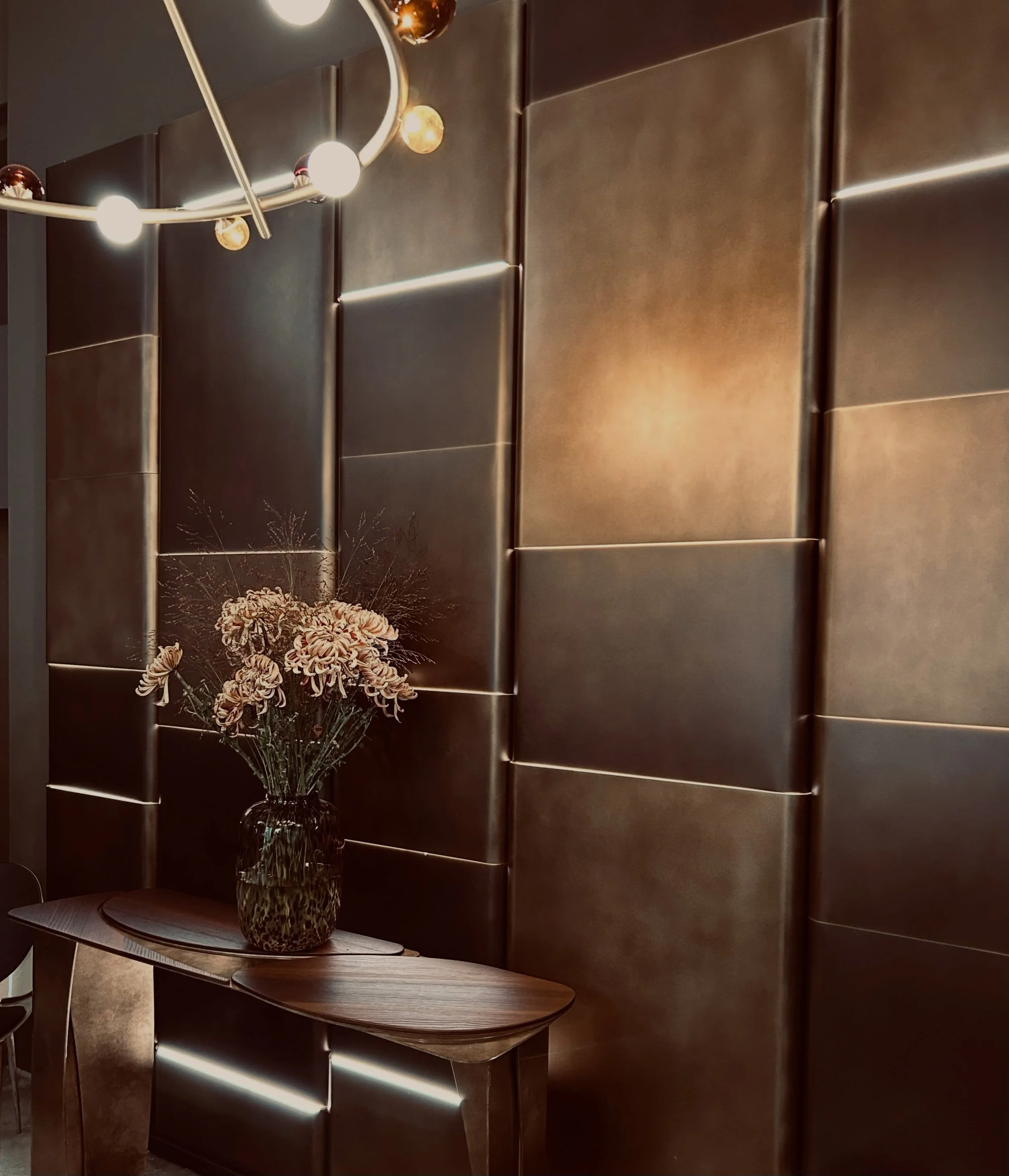 Let the wall do the talking! This one stopped me in my tracks. Texture and dimension can create just as much interest as anything you hang on it ✨