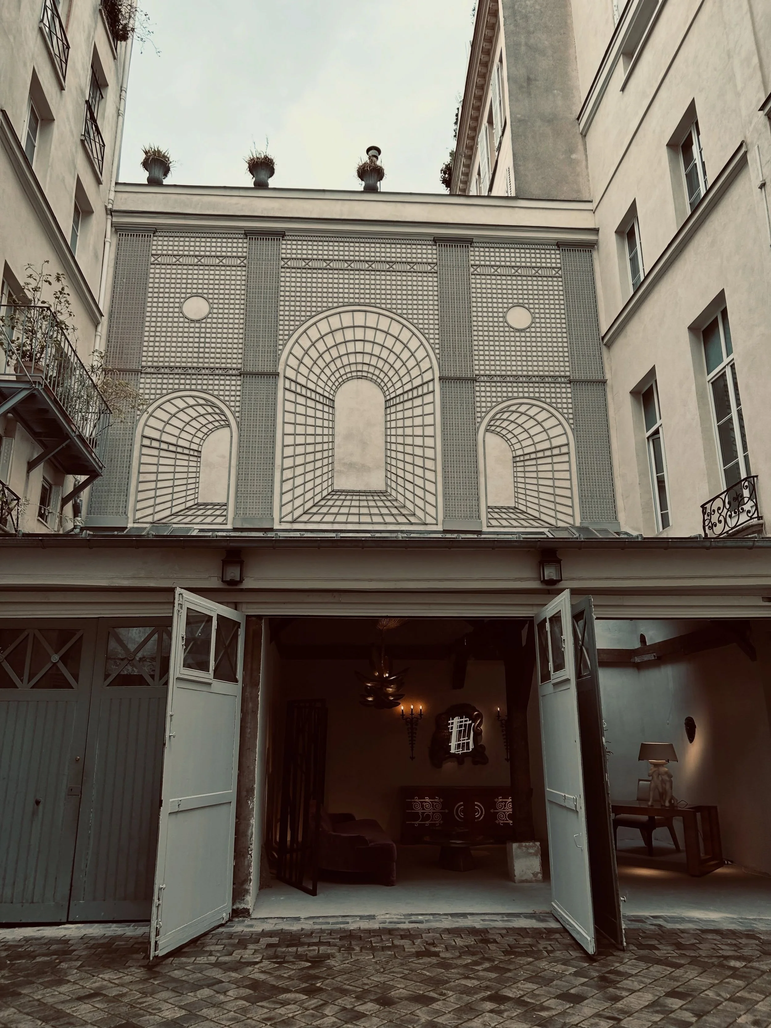 A little architecture appreciation. 😍 This one had me gushing. So much dimension, repetition and visual interest - and a reminder that sometimes the structure is the decoration.