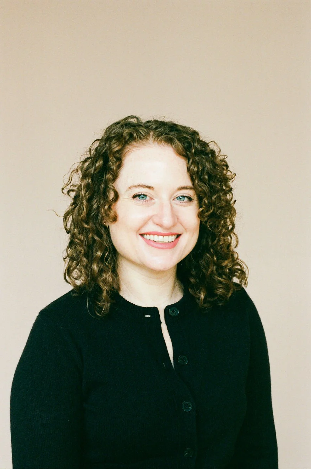 Headshot of Tami Evnin