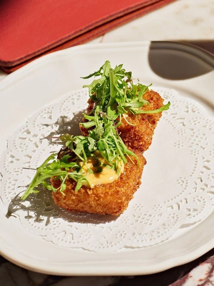 Feeling snacky? Take a seat at 55 North for golden crab fritters with spicy mayonnaise and an aromatic herb salad. Hot, crisp and satisfying. Sharing is polite but optional.

@alexpavoni @moyasky @pardo9000 @truzzi.alessandro #italianrestaurant #Ital