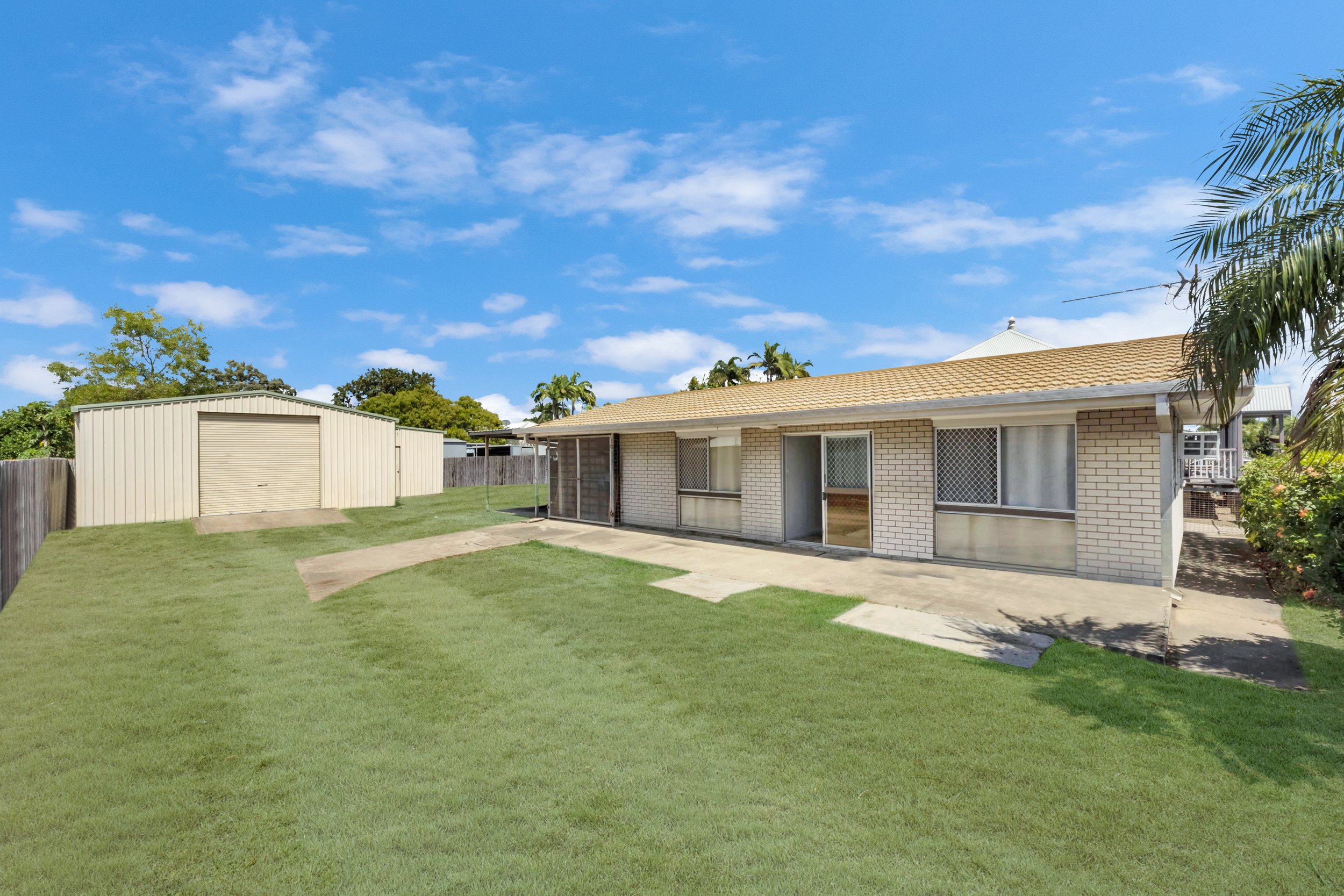 16 Surrey Street, Hyde Park, Qld 4812