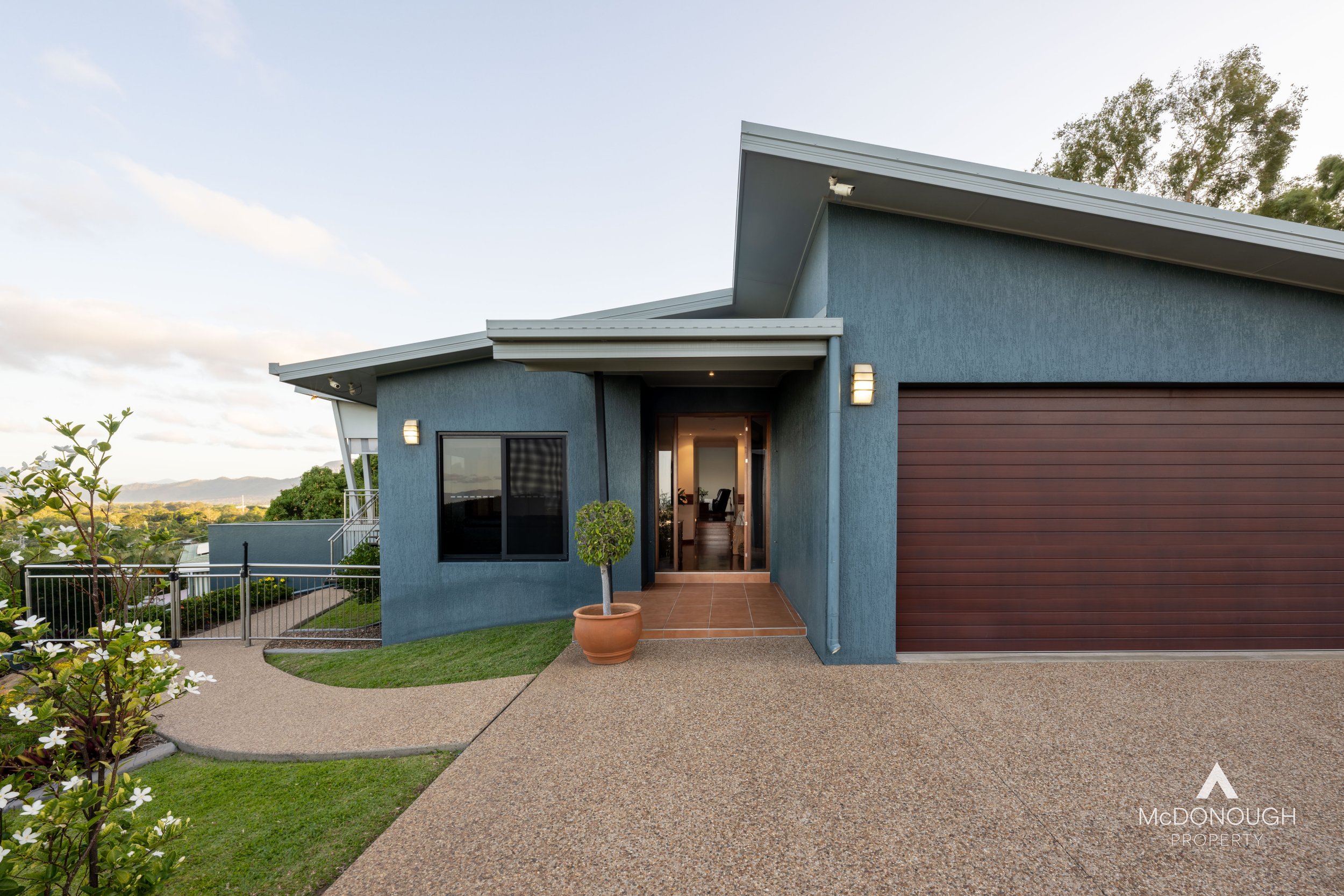 89-93 Hastings Street, Mount Louisa, Qld 4814