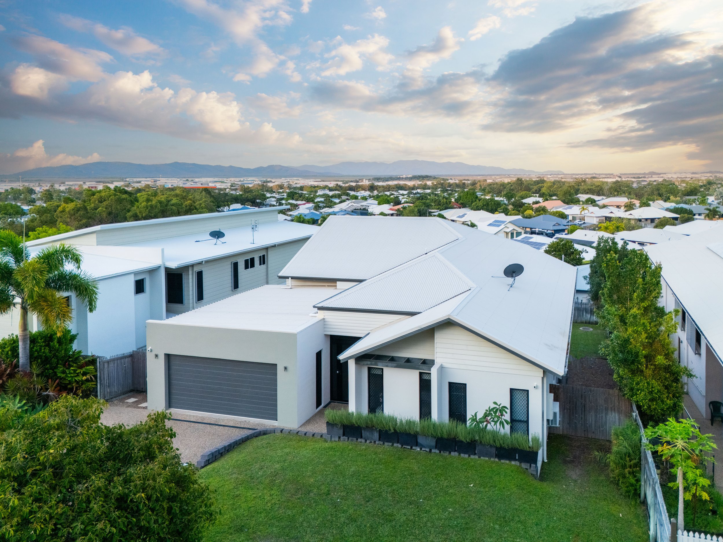 33 Minaret Way, Mount Louisa, Qld 4814