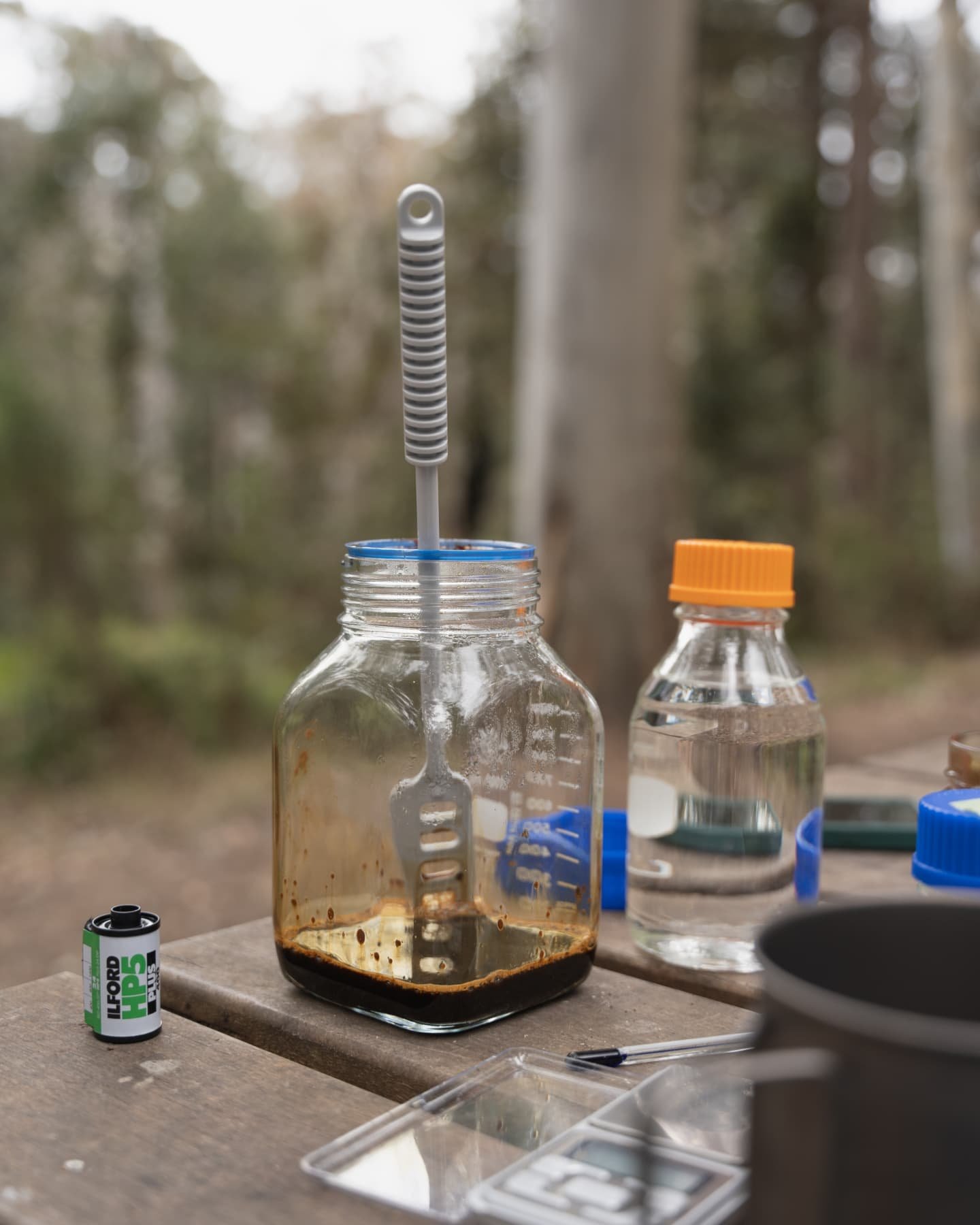 Some shots from campsite caffenol processing the other weekend. It was very fun and special to process in such a beautiful location while sipping on a morning coffee (placed very far away from the caffenol to avoid any mishaps 😂)
Also a great remind