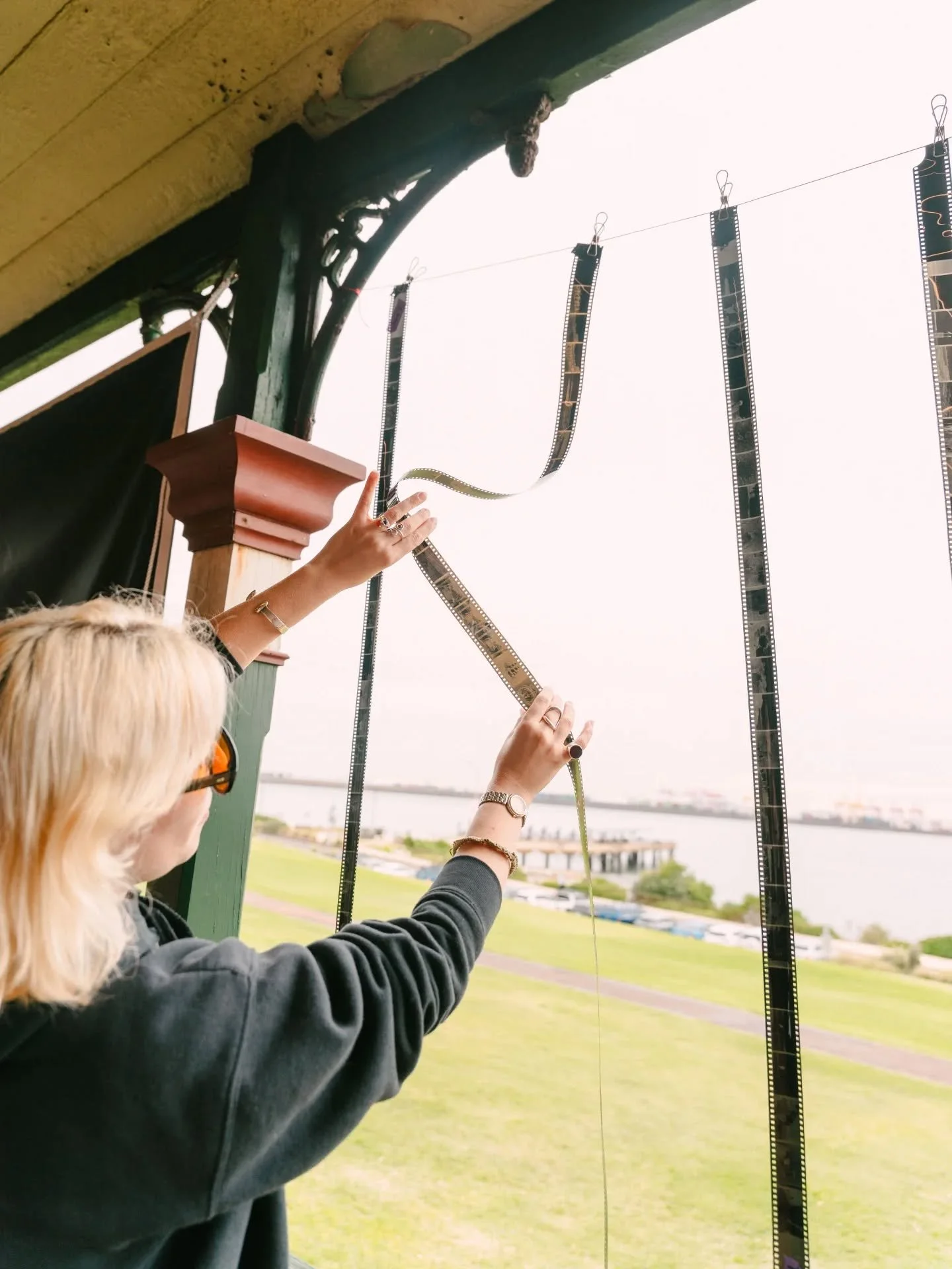 Lots of fun yesterday at our workshop @laperousemuseum 🎞️🌱 After a welcome to country from Aunty Maxine, everyone went exploring around the headland to take photos. In the afternoon we processed the rolls of black and white film back at the museum 
