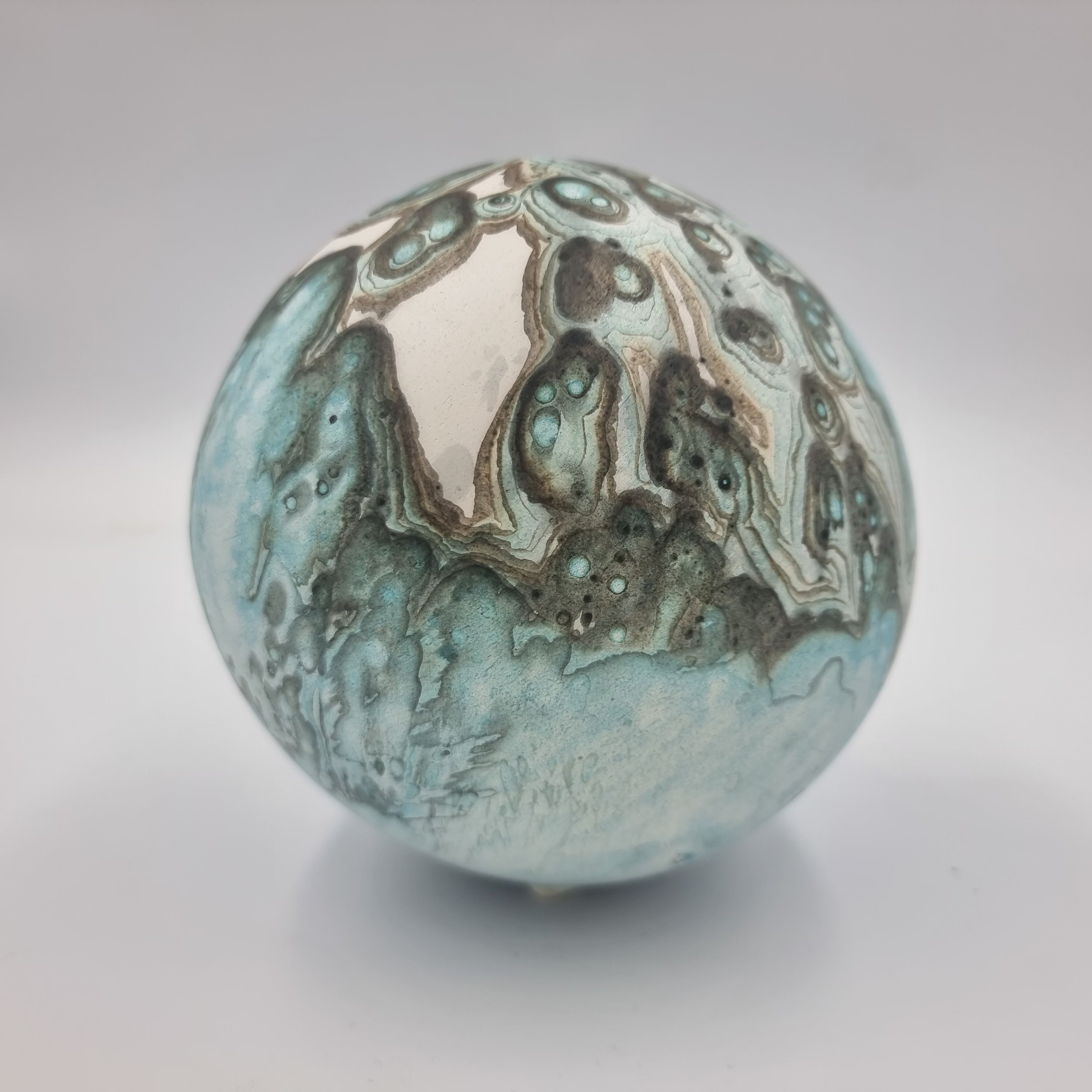 The Earth’s Heartbeat
Medium: White stoneware ,Batik Obvara firing at 1260 degrees Celsius 
L14cm × W14cm ×H14cm
  
