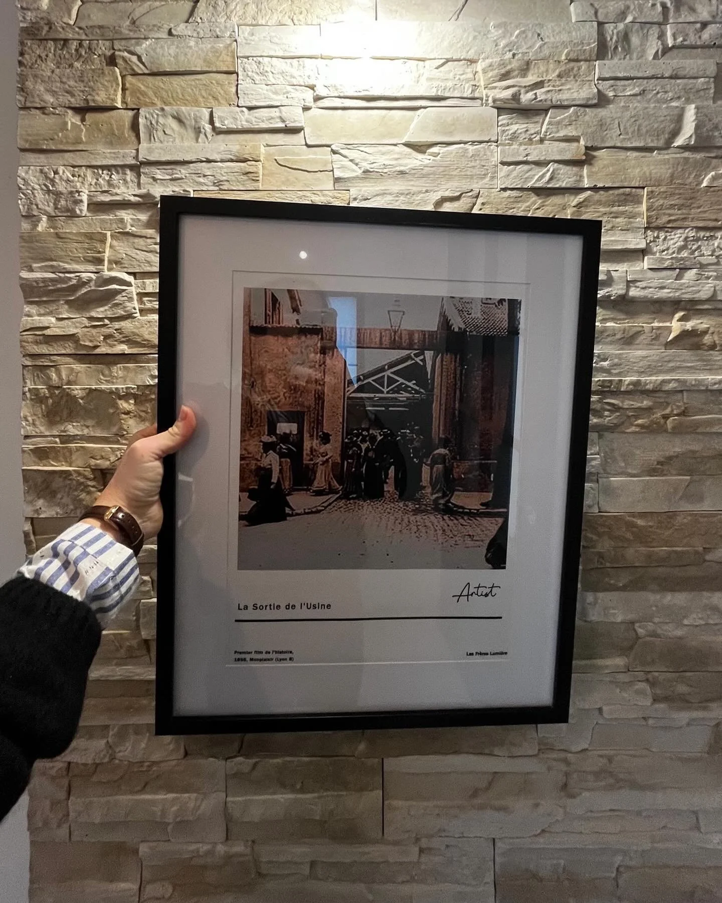 Bientôt la réception d’un chantier 🥳
J’en profite pour préparer une petite surprise pour ma cliente : un clin d’œil au style industriel qu’elle affectionne, avec, ici, la fameuse sortie d’usin