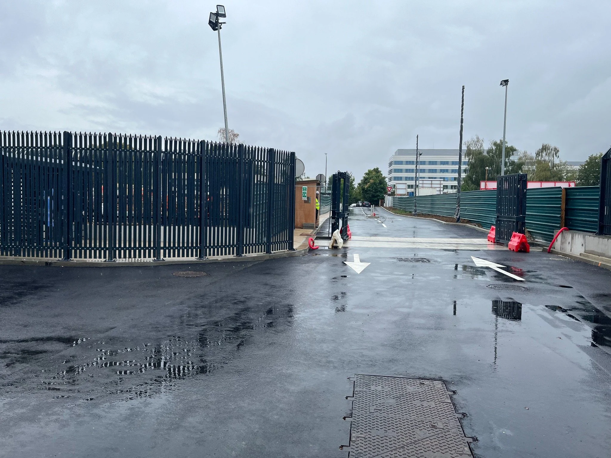 Entrée sécurisée du data center Equinix à Meudon avec clôture et portail ACS