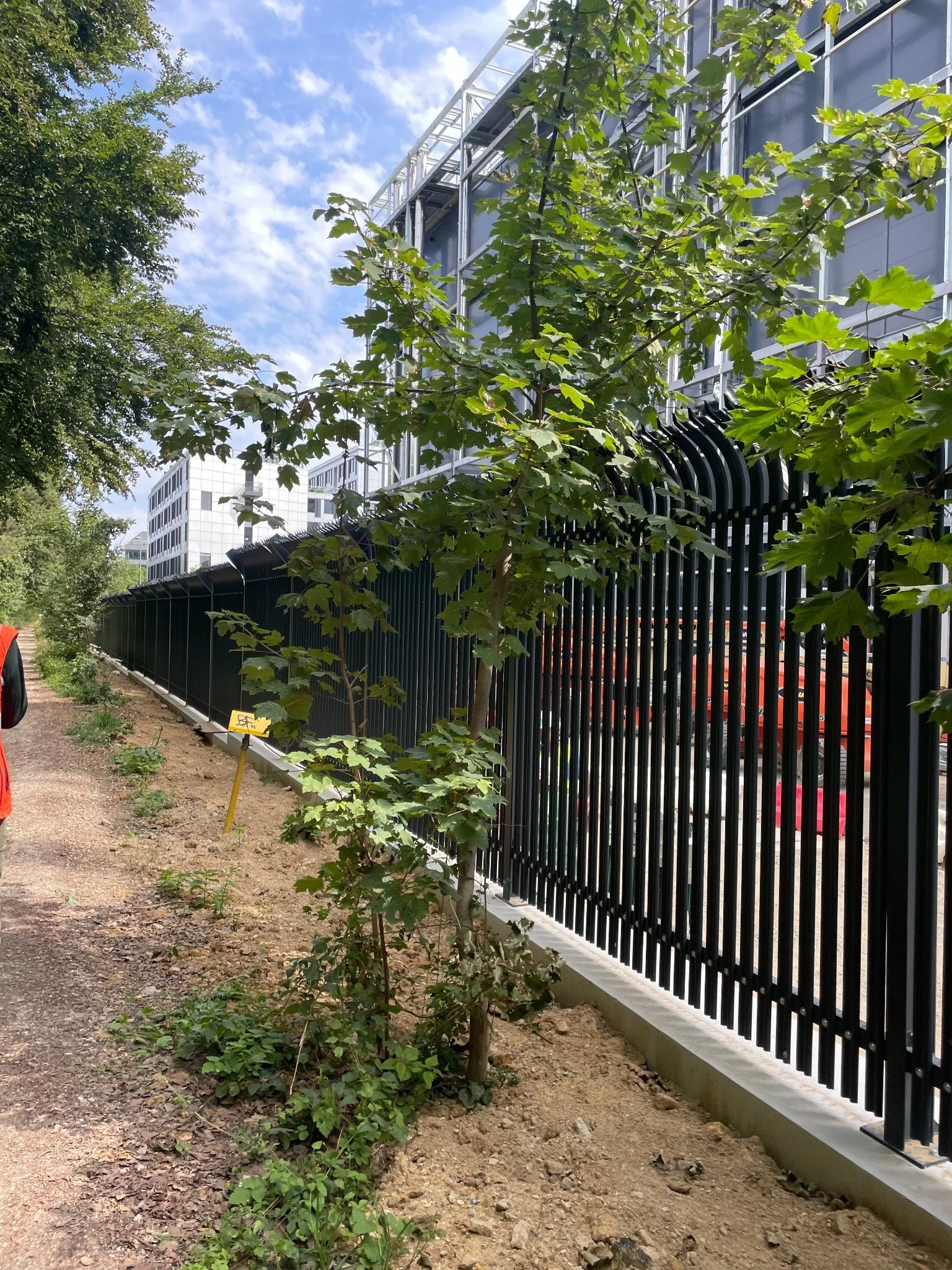 Clôture de sécurité intégrée aux aménagements extérieurs du data center de Meudon