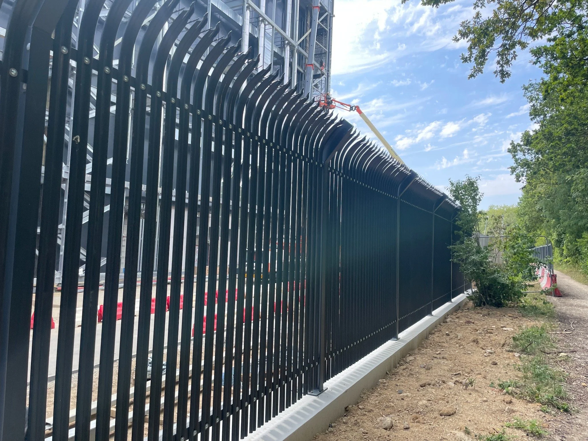 Détail des pales en W à triple pointe de la clôture Barkers installée par ACS