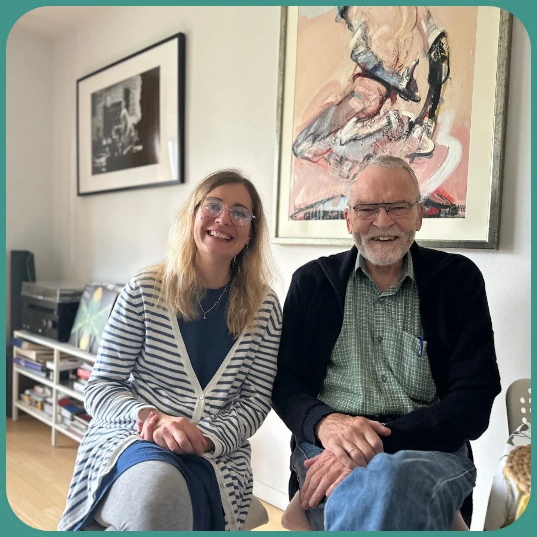 Rasmus p&aring; 78 &aring;r og Kamila p&aring; 37 &aring;r fra Polen har siden maj m&oslash;dtes hver uge til samtaler p&aring; dansk.
De snakker om alt fra kultur og politik til forskelle og ligheder mellem Danmark og Polen &ndash; og en dag stod de
