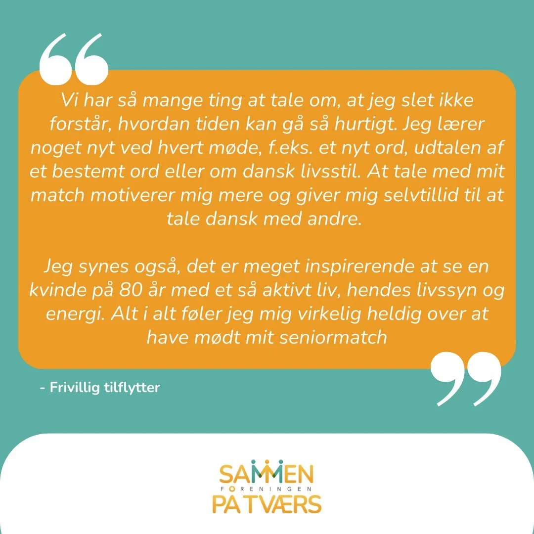 N&aring;r en international tilflytter og en dansk senior m&oslash;des &eacute;n gang om ugen, sker der noget s&aelig;rligt.
Samtalerne vokser, sproget l&oslash;sner sig, nye ord falder p&aring; plads &ndash; og der opst&aring;r en relation, som giver