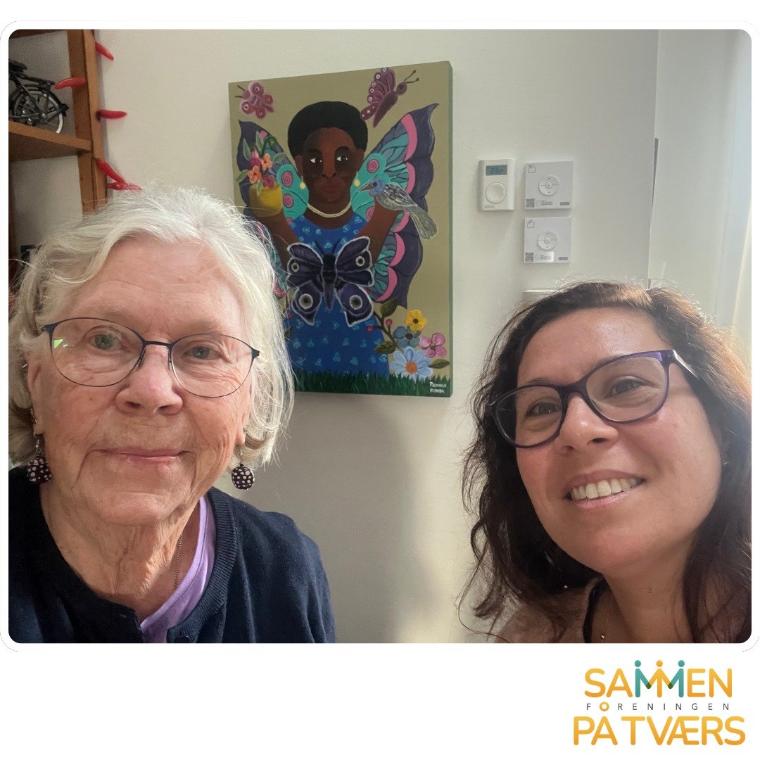 Cecilia fra Argentina og Jette p&aring; 83 har v&aelig;ret matchet siden september &ndash; og m&oslash;des fast hver tirsdag 💬

Deres samtaler bev&aelig;ger sig vidt omkring: strikning, kunst, rejser, mad og alt det, der ellers dukker op i l&oslash;