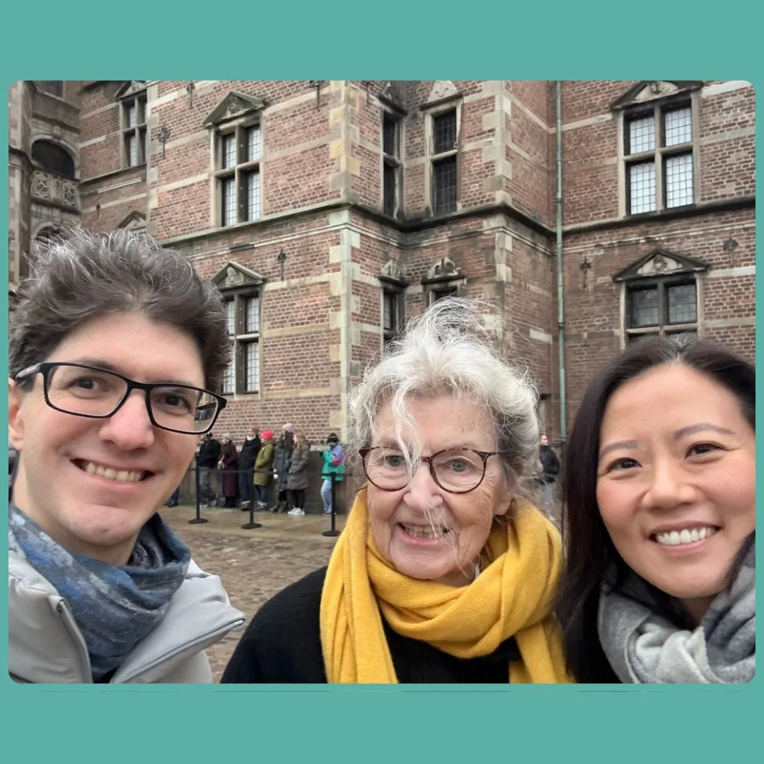 Daniele p&aring; 34 er fra Italien, og Vibeke p&aring; 82 bor i K&oslash;benhavn. I et halvt &aring;r har de m&oslash;dtes gennem Sammen p&aring; Tv&aelig;rs for at tale dansk - og deres m&oslash;der har udviklet sig til b&aring;de museumsbes&oslash;