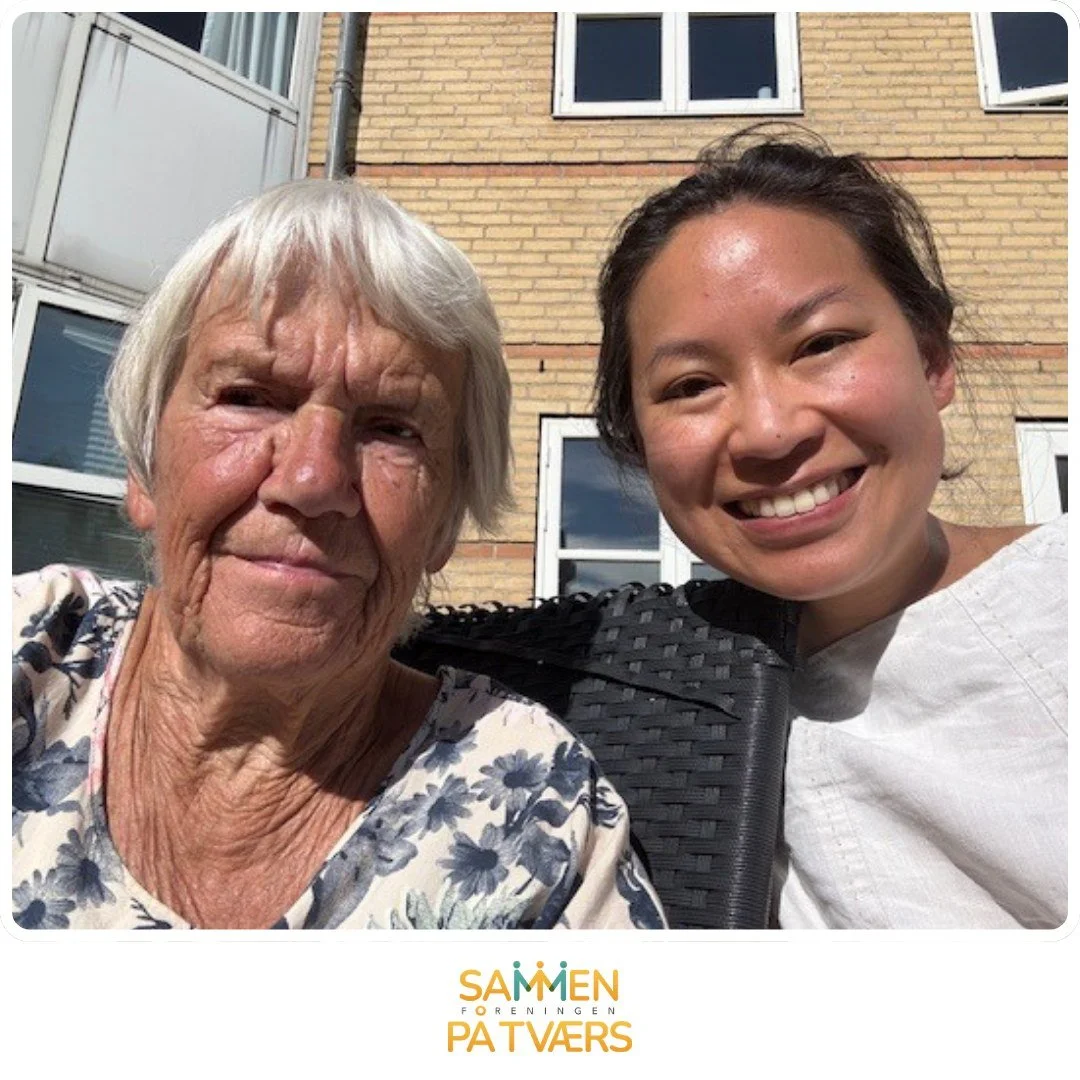 Birthe p&aring; 84 &aring;r og Dana fra USA har m&oslash;dtes siden juni sidste &aring;r. Dana er meget interesseret i at tale og forst&aring; dansk bedre, og som tidligere danskl&aelig;rer ser Birthe det som en god og meningsfuld opgave at st&oslash