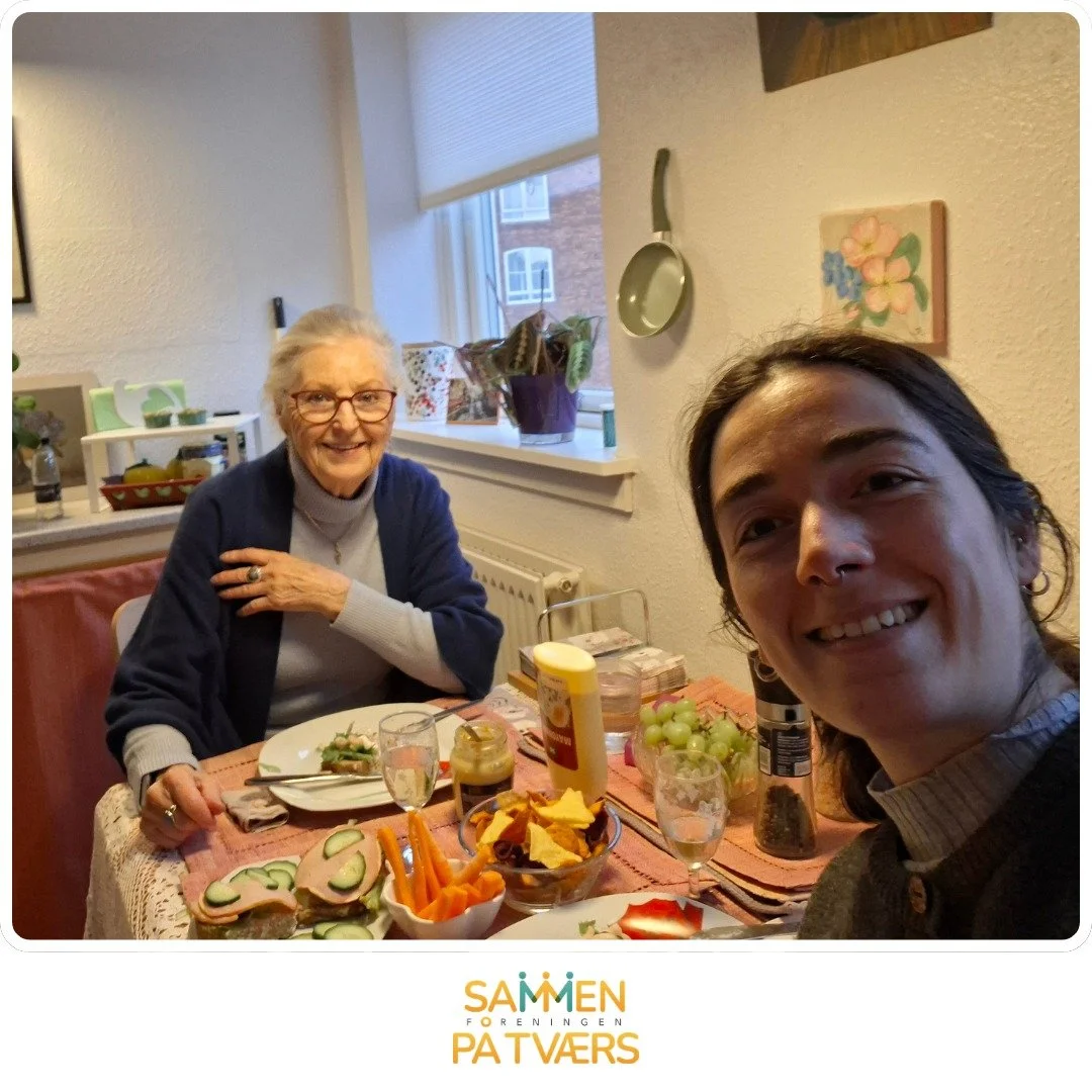 Miriam p&aring; 32 fra Spanien og Tove p&aring; 87 har m&oslash;dtes gennem Sammen p&aring; Tv&aelig;rs i nogle m&aring;neder. De fandt hurtigt en god rytme sammen, hvor samtalerne b&aring;de tager udgangspunkt i hverdagen og i de erfaringer, de hver