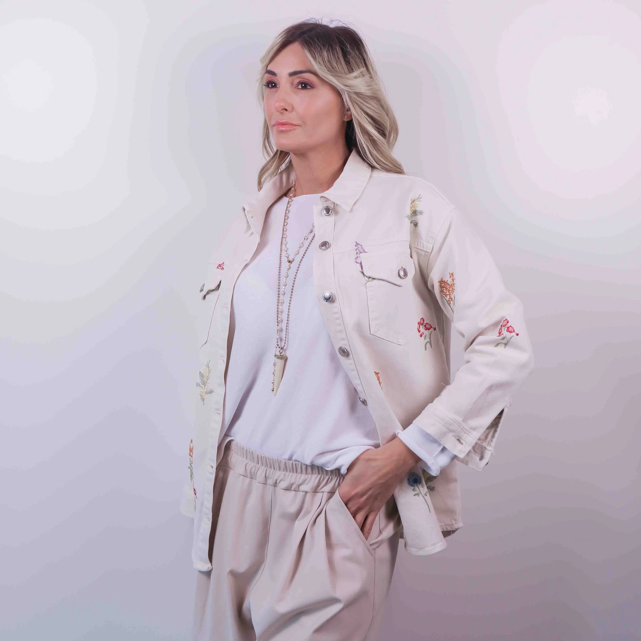 Camicia denim con ricami floreali -10%