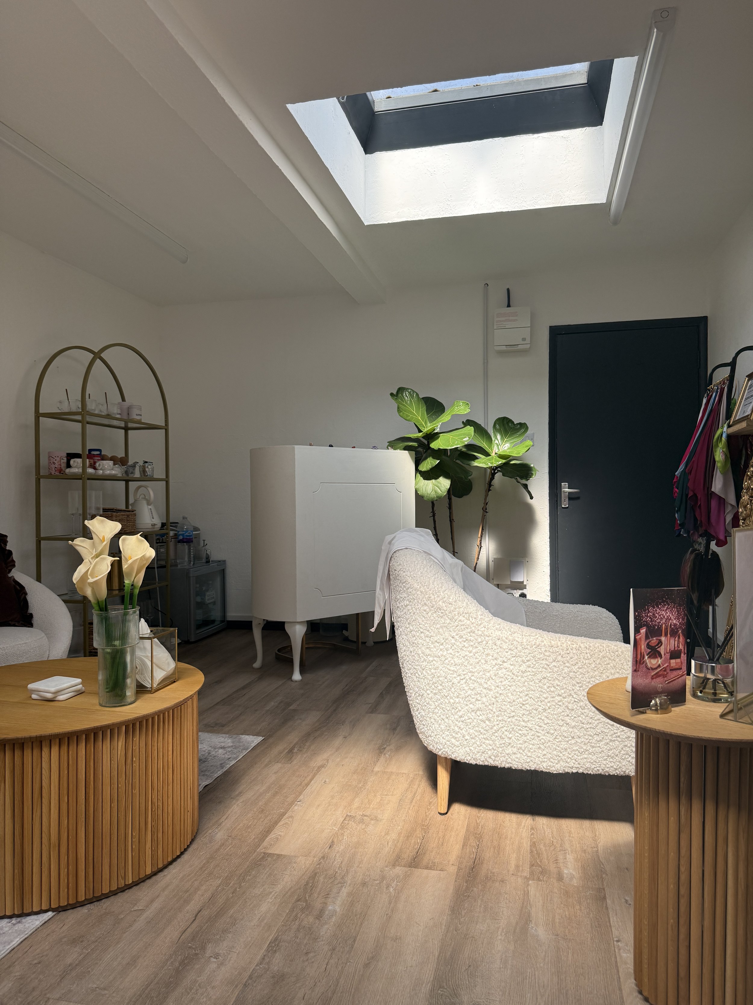 COMMERCIAL STUDIO SPACE ✨ I don't operate in a spare room but rather have a designated commercial style suite for my clients to come and unwind. 