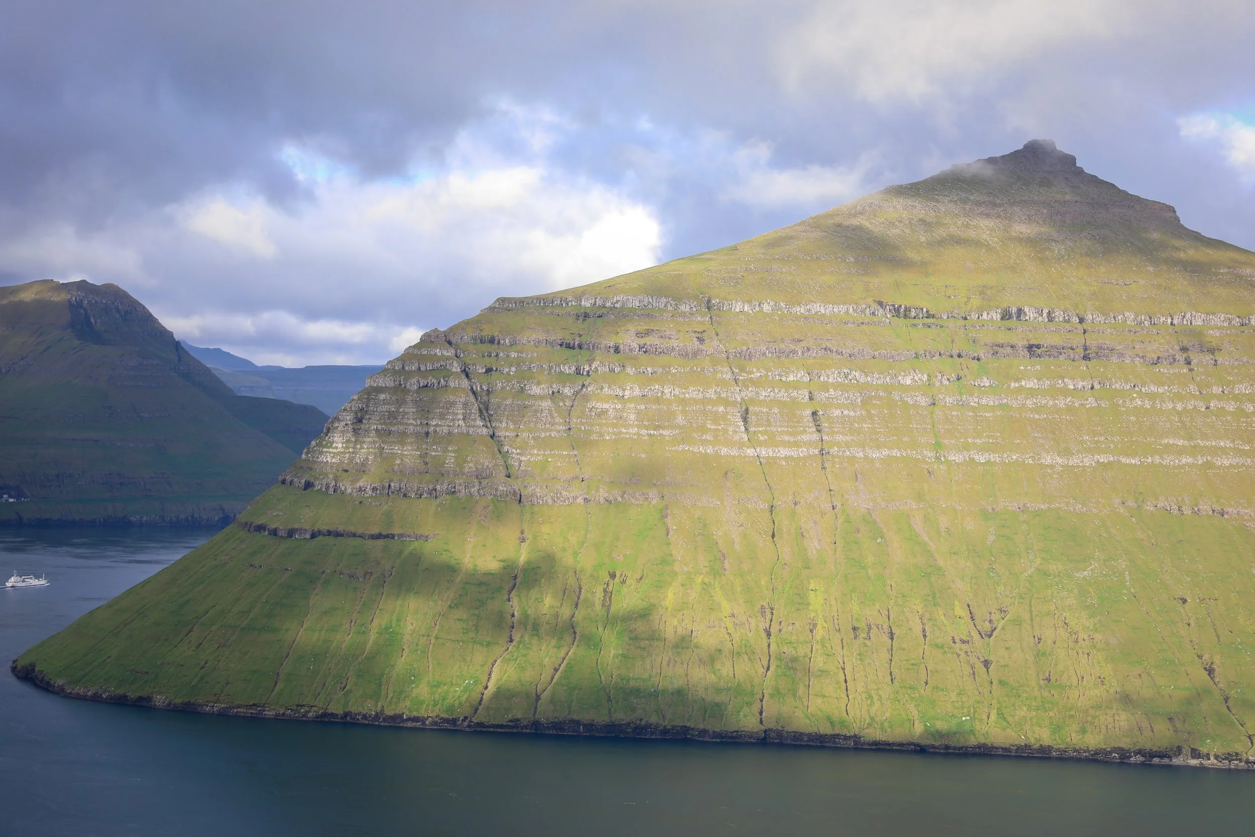 klakkur hiking trail faroe islands
