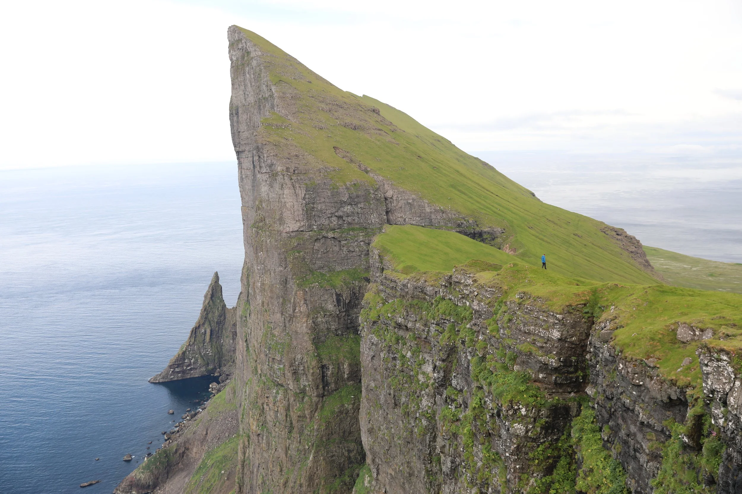 Mylingur_sea_cliffs_green.JPG
