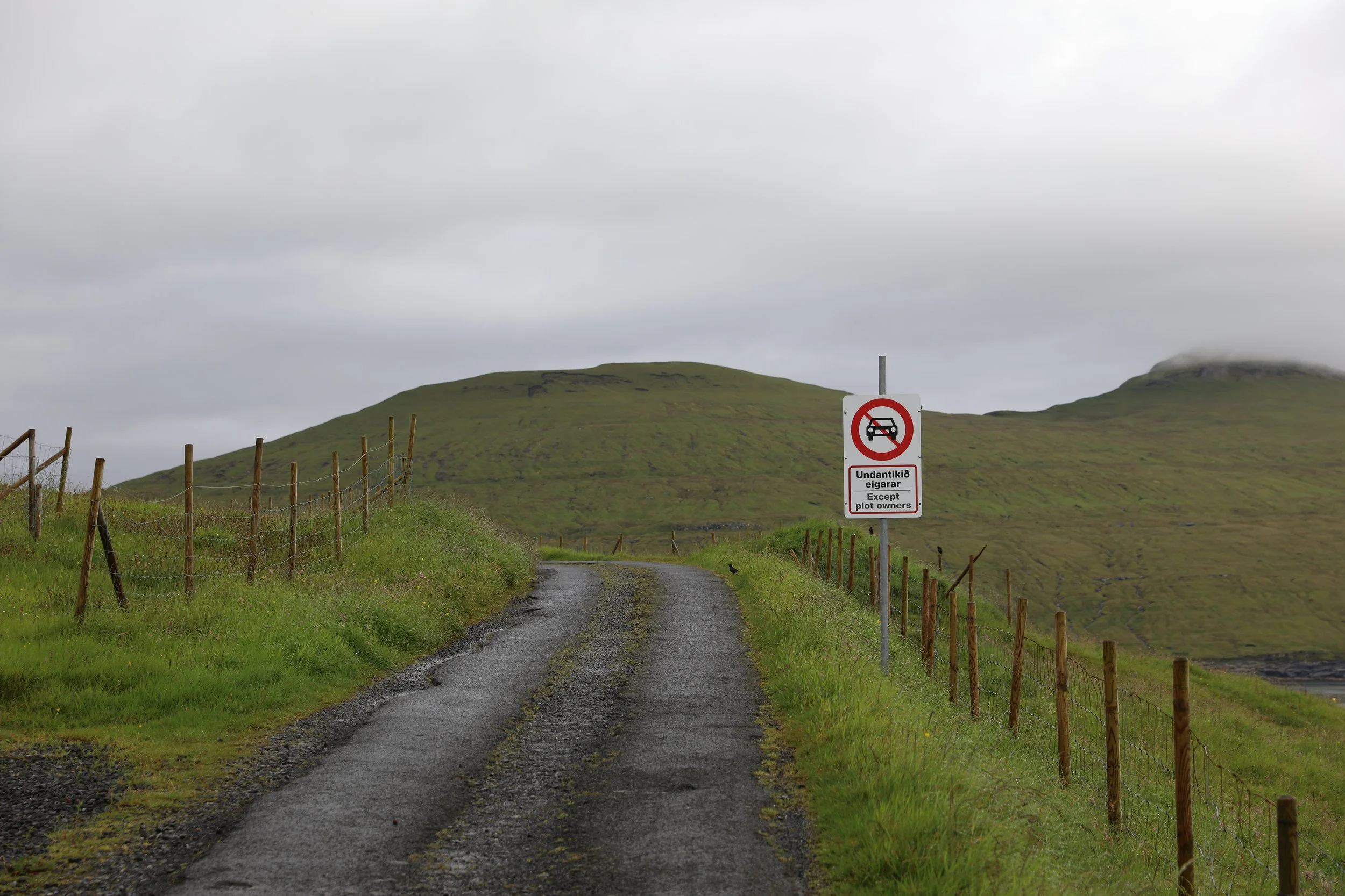 Signage Indicating No Cars to Trøllkonufingur