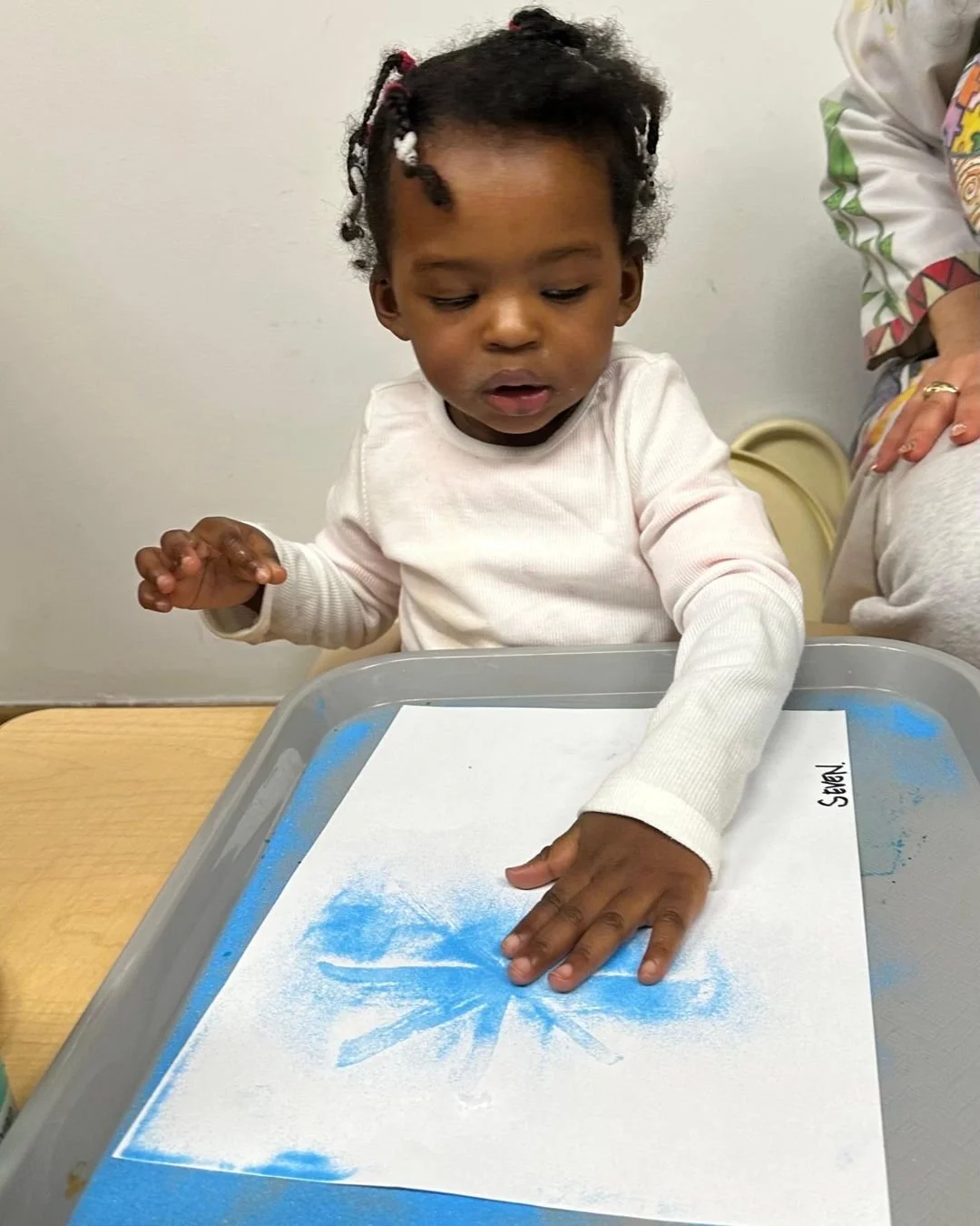 Our Early Intervention programs have turned the classroom into a winter wonderland! Kiddos have enjoyed creating sand snowflakes, engaging in sensory play with fake snow, and having pretend snowball fights using cotton balls - what a fun way to embra