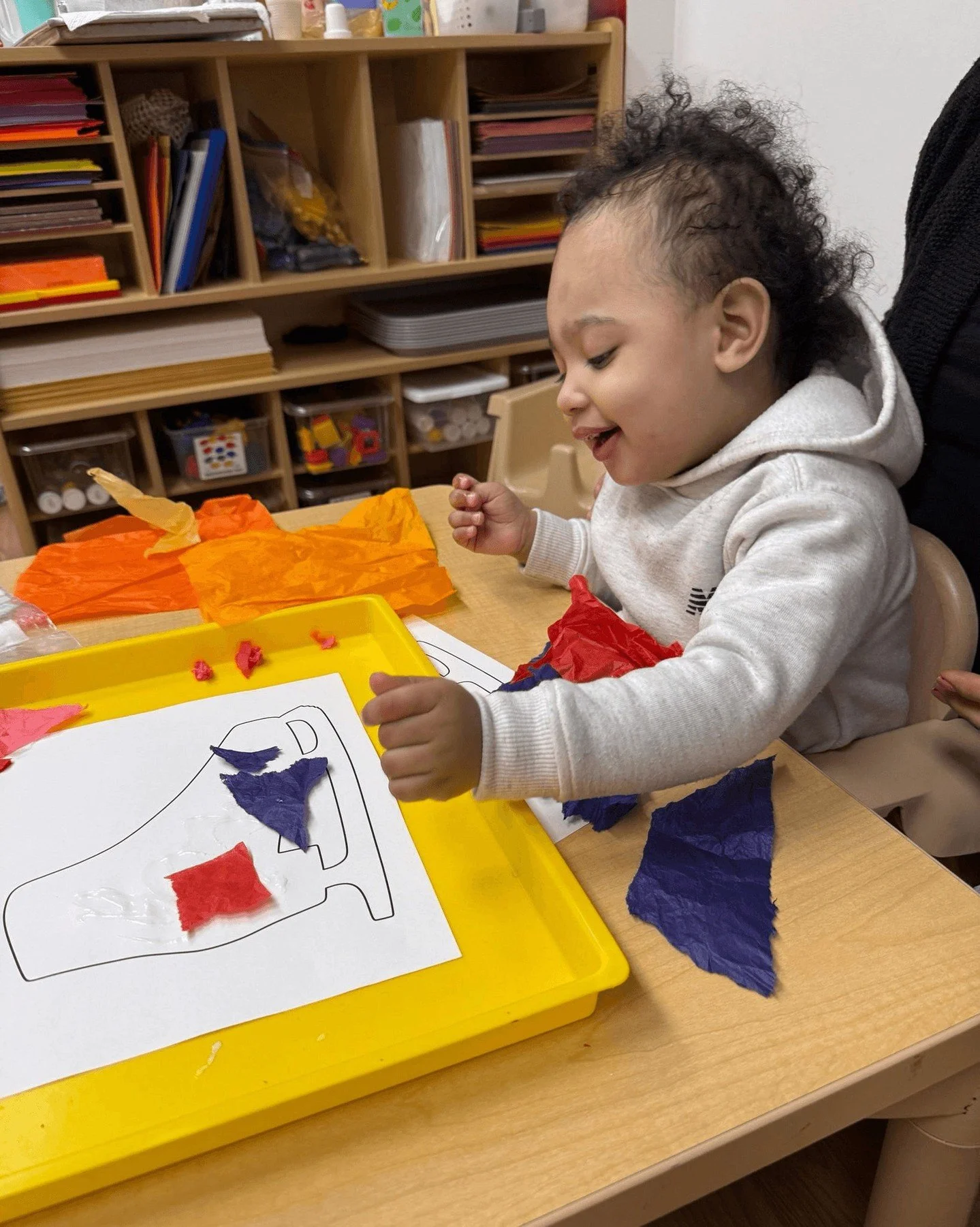 In honor of the Olympics, kiddos in our Early Intervention programs have enjoyed learning about and exploring winter sports! Friends played mini ice hockey matches and strengthened their fine motor skills by decorating ice skates with colorful tissue