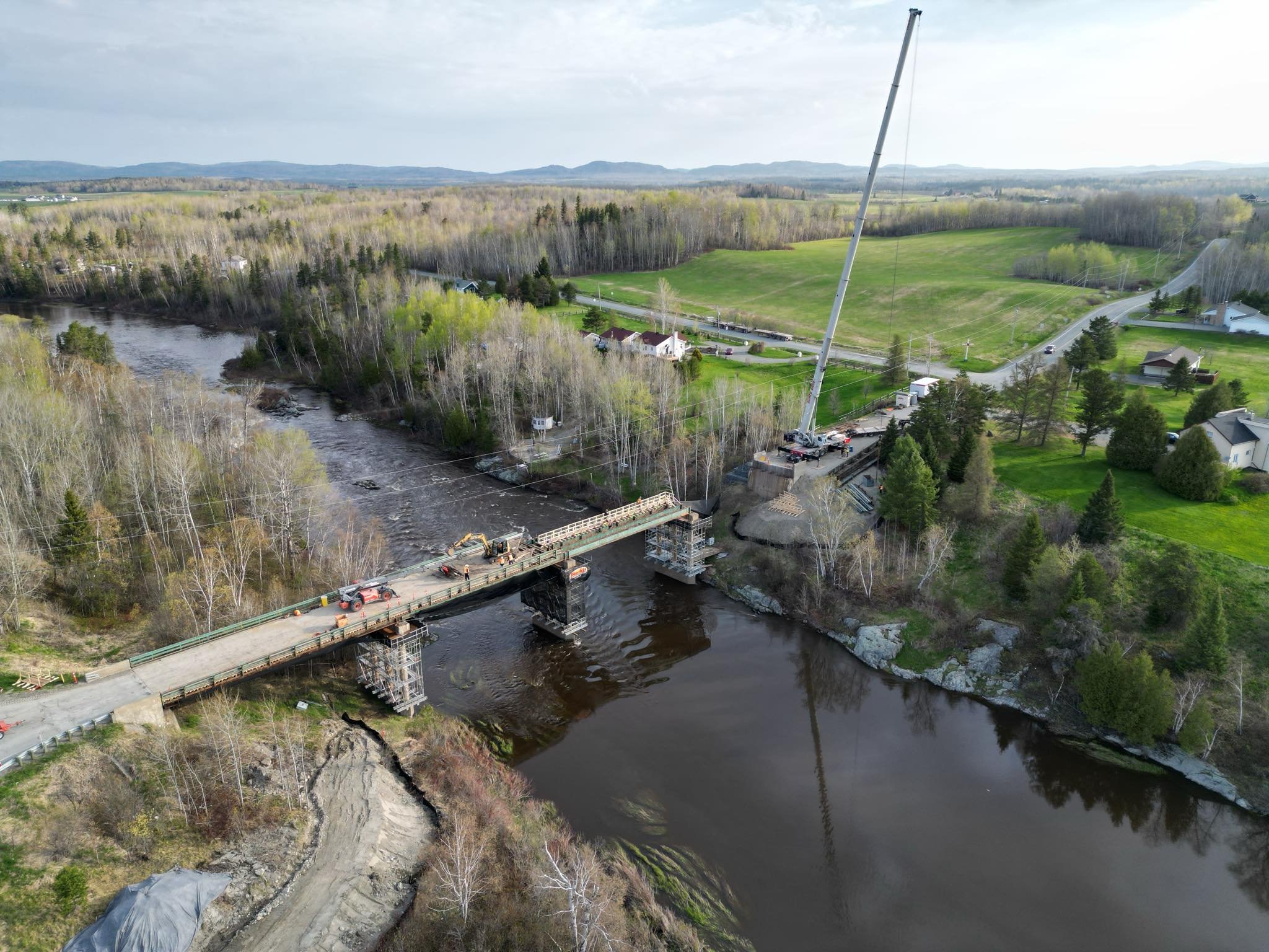 Travaux de démolition et reconstruction du pont de Mont-Brun avec l'équipe de Parko.