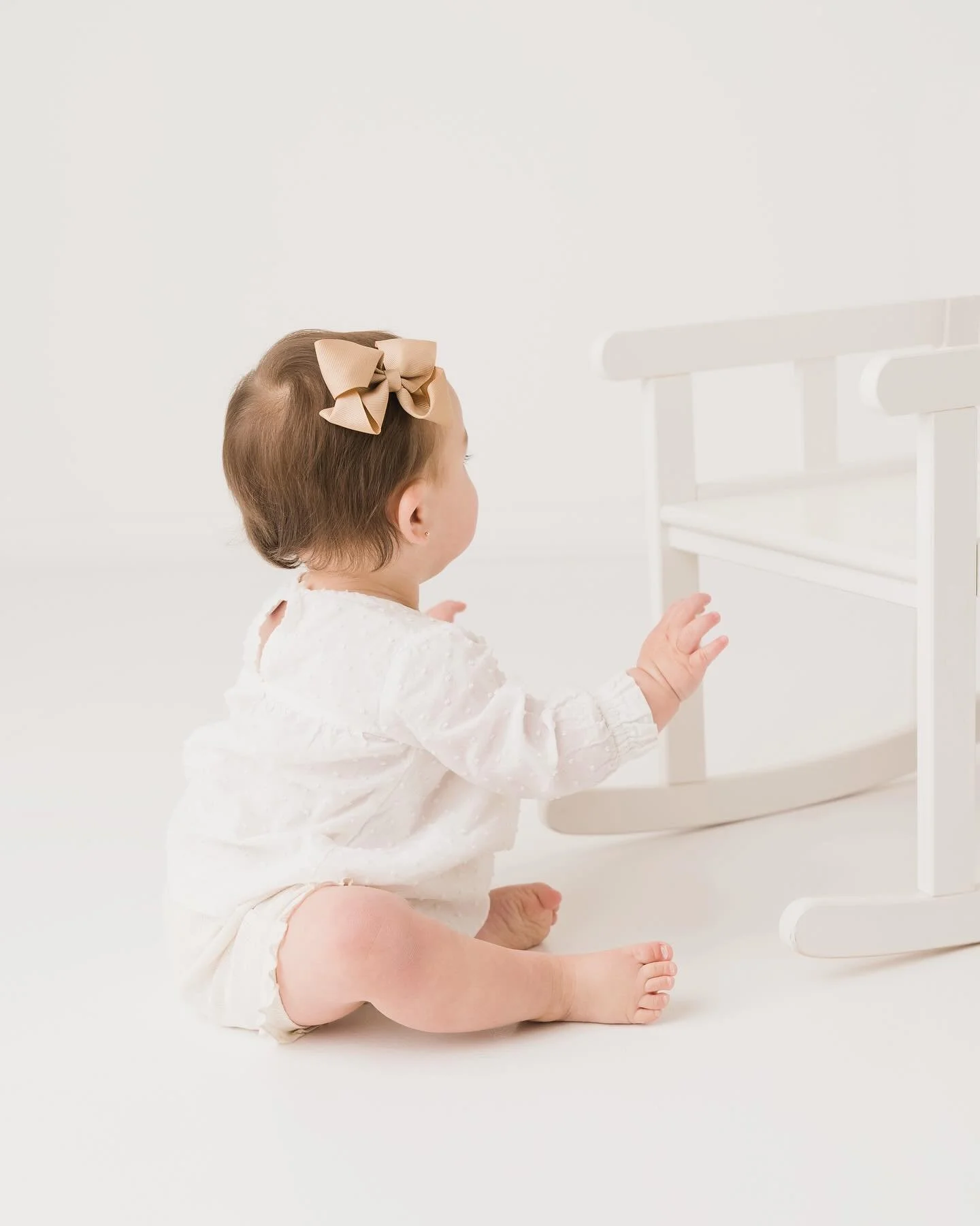 I design my sessions with little ones in mind. We take our time. We keep things soft and easy.
⠀
And little by little, kids show who they really are. 🤍
⠀
That&rsquo;s where the magic lives&mdash;not in perfect poses, but in those real, in-between mo